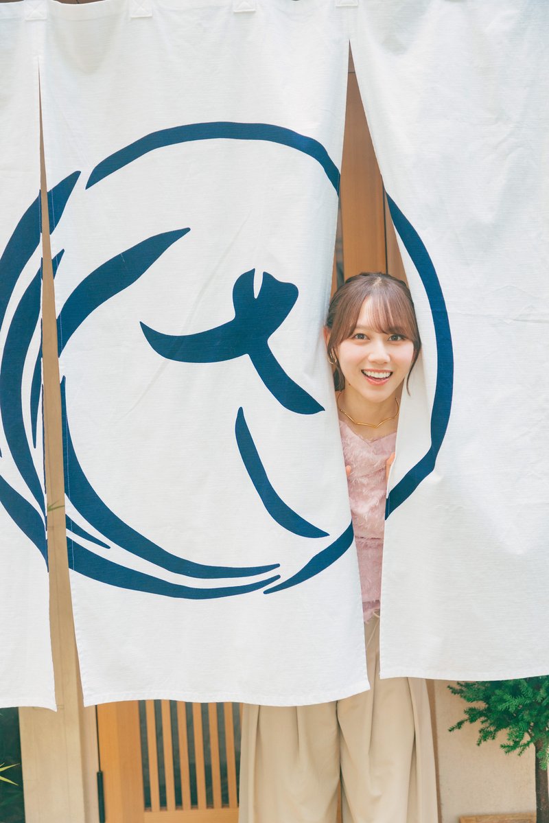 nc_waniwani's tweet photo. ＼平岡海月のあま～い漂流記 1周年㊗／
💙今回の第12回で、ついに連載1周年を迎えました！💛
そんなみっちゃん先生から、コメントが到着しました✨

日向坂46の平岡海月です🪼
ずっと憧れだった連載が始まり、はや1年が経ちました。🎂
1年間こうして続けられたのは毎月読んでくださる皆様と、私と一緒に色んなところに漂流して、一緒に文章を運んでくださるNewsクランチ!の皆様のおかげです！
大好きな甘いものを、感じたまま自由に、届けたい形で皆様に伝えられるのがとても楽しいです。
スイーツエッセイであるのに拘わらず、いつからかここが1番私の本音を言える場所になっていました。
そんな大切な場所でこれからも挑戦しながら沢山の言葉と甘い味と私の想いを届けられるように頑張ります！
これからも平岡海月のあま〜い漂流記をよろしくお願いいたします。

「平岡海月のあま～い漂流記」第12回は、2026年8月1日18：00配信です！

＃平岡海月のあま～い漂流記1周年 ＃みっちゃん先生おめでとう #Newsクランチ #日向坂46 #平岡海月 #平岡海月のあま〜い漂流記 #お菓子い散文連載 #スイーツ #エッセイ #ひらおかし #あまみつき