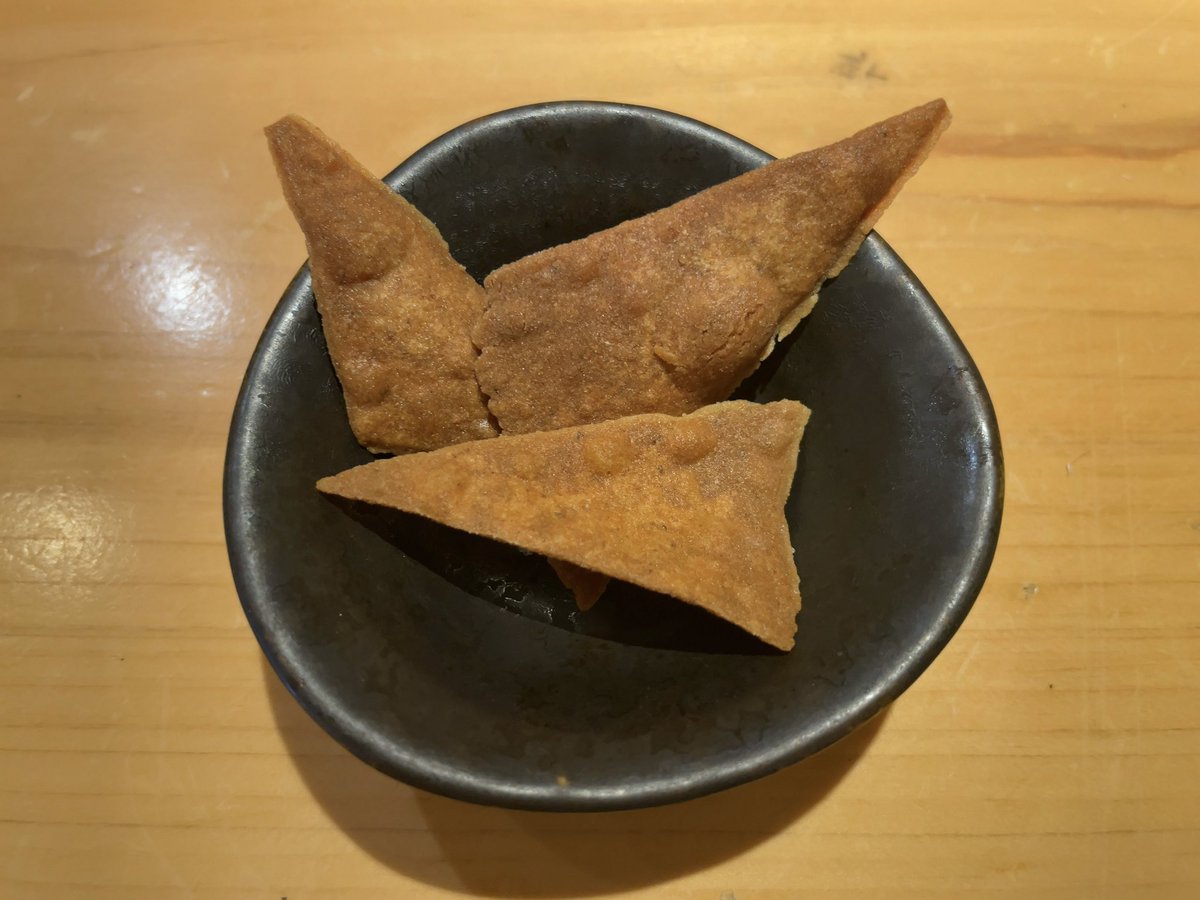 kctate1's tweet photo. 鳥取県倉吉の「蕎麦酒房 つなぎや」で昼御飯。つなぎや御前に海老天重(小)追加で注文。蕎麦自体が美味しいので卓上の塩でも楽しめます。揚げたてサクサクで尻尾も食べやすい海老もウマイ「cafe RunWay」のシュガーバタークレープ上がパリパリ下はバターたっぷりでしっとりしてウマイ
#倉吉グルメ https://t.co/NvpVpQ5Nwh