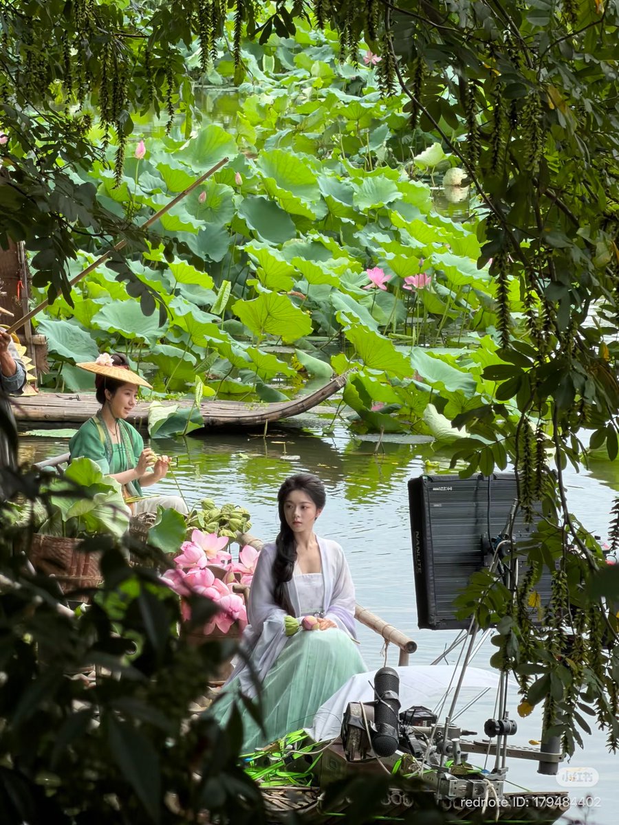 C_EntWomen's tweet photo. Zhao Jinmai on the set of #AJourneyToGlow

[ #ZhaoJinmai #赵今麦 ] https://t.co/rDwumD5s3n