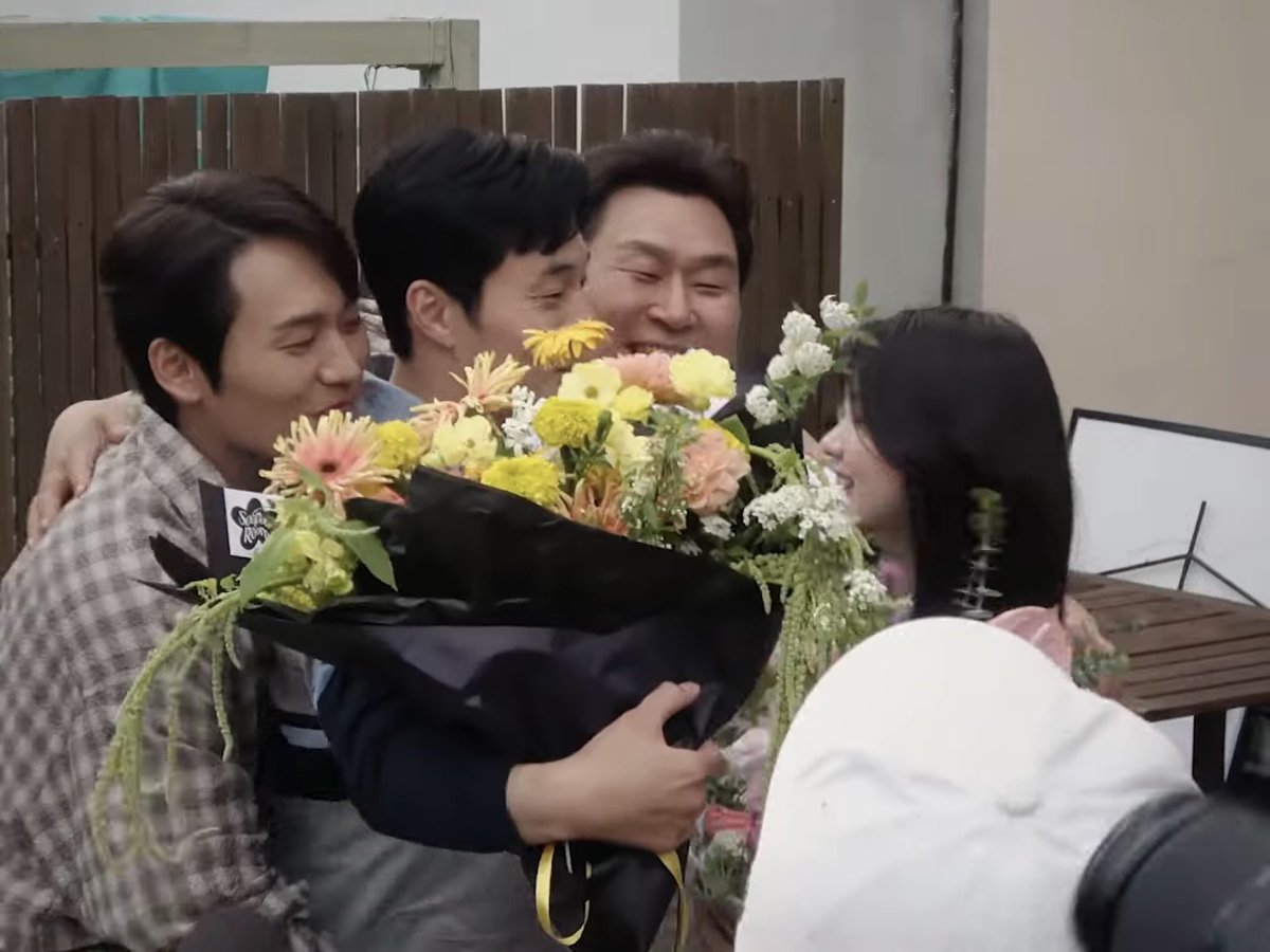 kangkiyoungs's tweet photo. i can't stop crying i love them so much and i'm missing them like crazy already https://t.co/hUKVDpC7BS