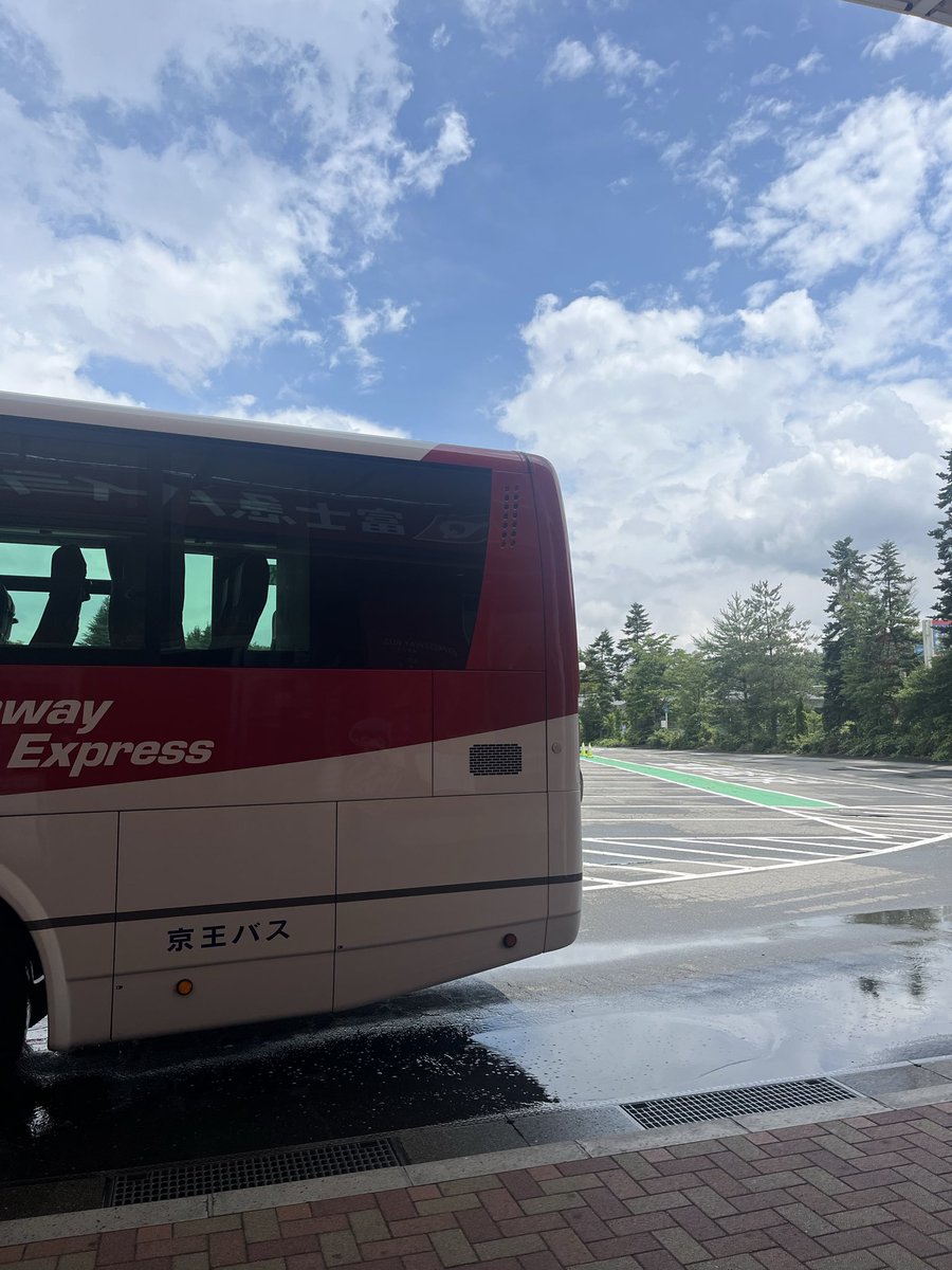 GBusstop's tweet photo. こんにちは！
先程とっても激しい雨が降りました☔️
今は止んでいますが、
お天気が急変しやすいので
お気をつけください🙌

久���ぶりに高速バスに乗りたいなぁと思う中の人です。

本日もご来店お待ちしております🚌💨
20:30まで営業中です🌻 https://t.co/51PuFHUHUT