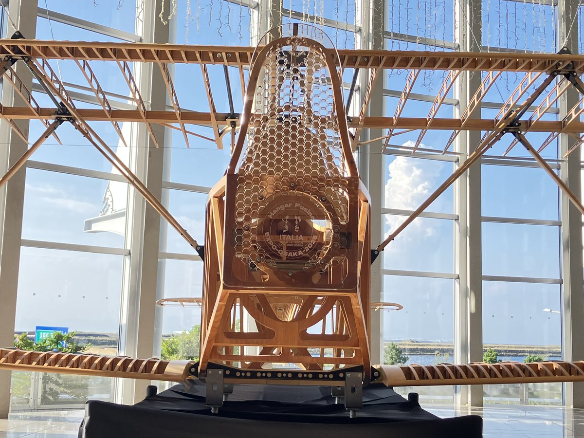 kankun_sorayan's tweet photo. ＼#大阪関西万博 イタリアパビリオンの木製飛行機が登場やん～💕／

1920年にローマから、約107日間をかけて日本にやってきた「Ansaldo SVA9」の復元機やん✨
大迫力やん！
みんな見に来てやん～✈ https://t.co/foowqPbvef