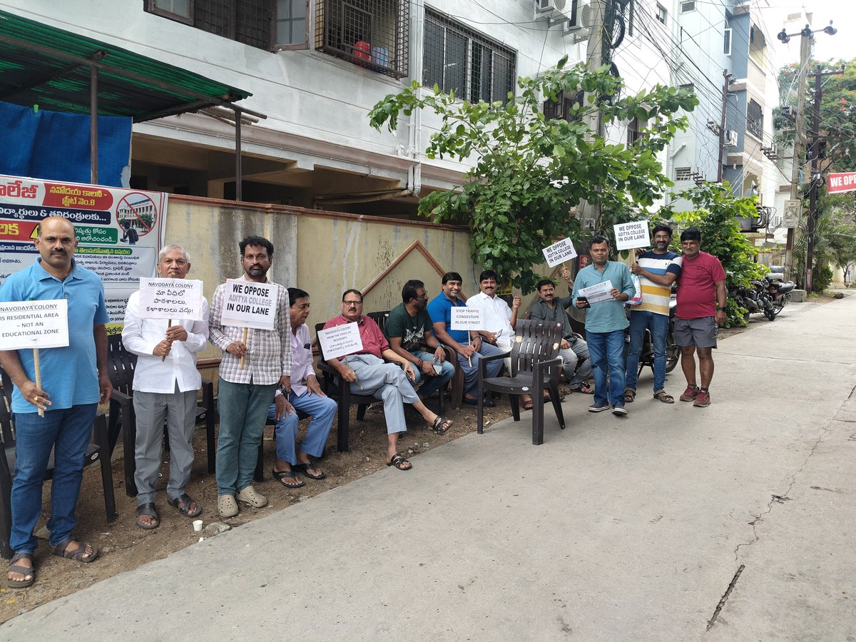 avenkatavenu's tweet photo. @ssv969215695550 Same issue is now repeating . In a narrow lane running Colleges is very difficult

 @VijayGopal_ https://t.co/KsYOPNvOq7