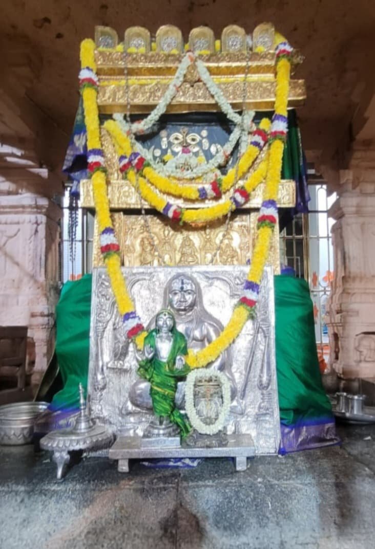 Jaggesh2's tweet photo. ಇಂದಿನ ರಾಯರ ಬೃಂದಾವನ ಅಲಂಕಾರ ದರ್ಶನ 🙏

ಶುಭ ಸೋಮವಾರ🙏 https://t.co/ui3WHk6PwY