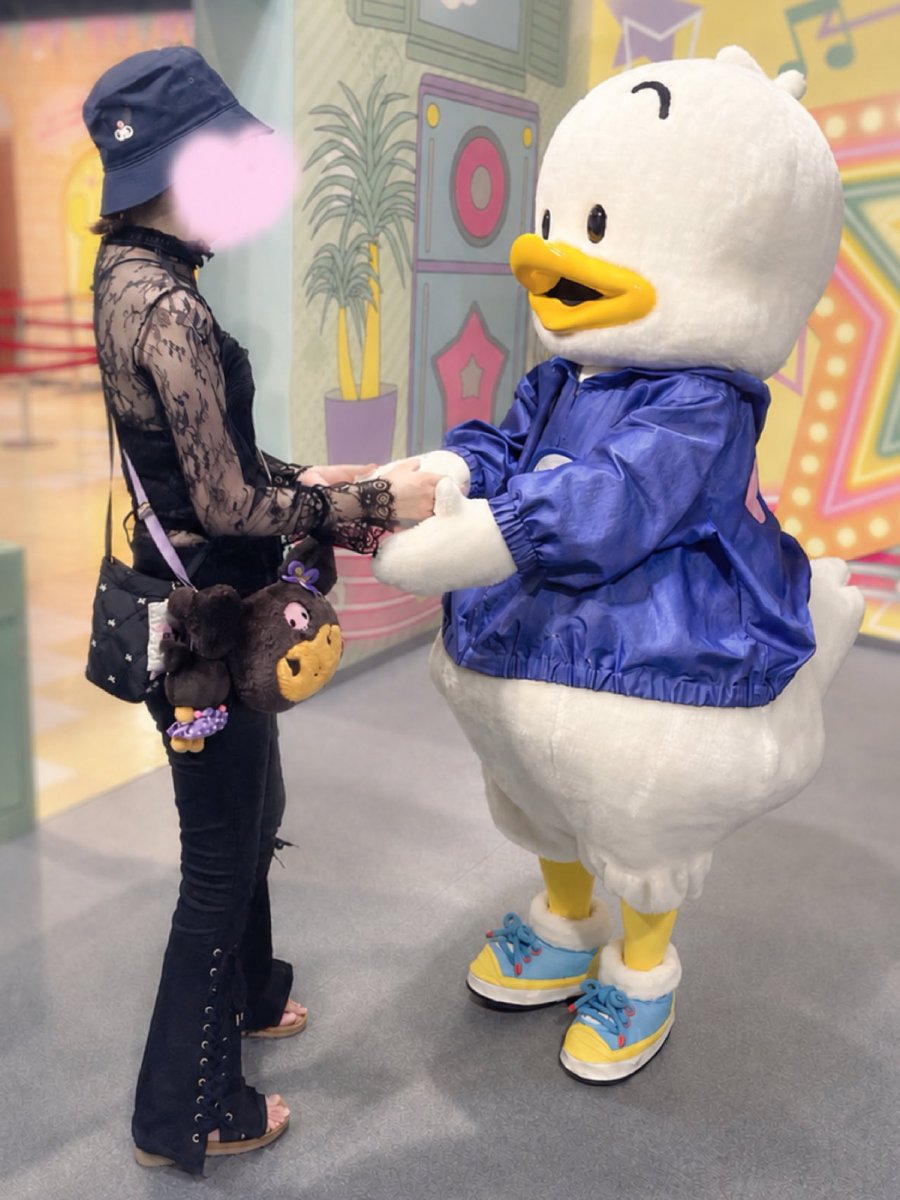 himari_sama315's tweet photo. 濡れるのは知ってたけど、まさかの開幕からメイク��部取れて全身ずぶ濡れになるほどとは思ってなかったから諦めて子供と最前列でびしょ濡れで踊った私(笑)
ペックル生誕前祝いもクロミから謎に爆レスされたのも良き思い出〜
若返った https://t.co/RYmbanSpwR