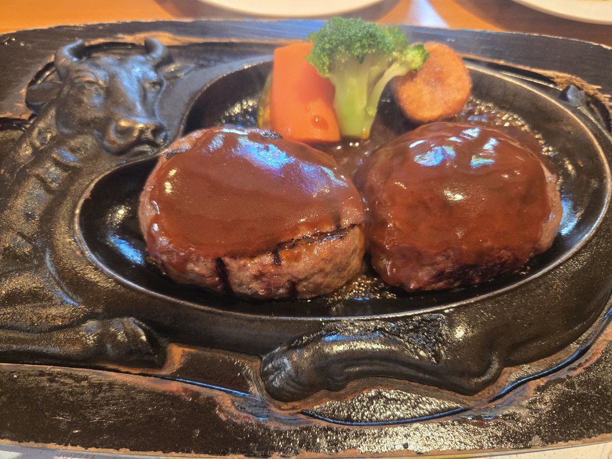 motoeiden's tweet photo. 旅のシメはさわやかハンバーグ！
いつもソースが二種類あって選べない...そんなあなたにオススメなのが2個注文する事！どちらも楽しめてお腹一杯ハンバーグ食べれます！パンかライスはお好みで！(自分はライス派)
これにて今回の旅行ラッシュは終了です。どこも楽しかった！
体重は5キロ増えました🤔 https://t.co/Q0vLGXBUz8