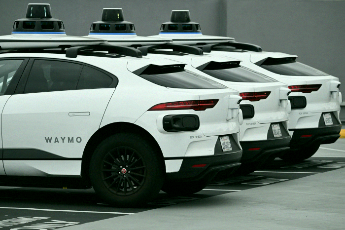 iroiroaru7's tweet photo. Google傘下のWaymo車が、2024年にテキサス州オースティンでサービス開始後、なんと9,325ドル分の駐車違反切符を切られたらしい。ブルームバーグが報じてるよ。 https://t.co/12U8qVebK9