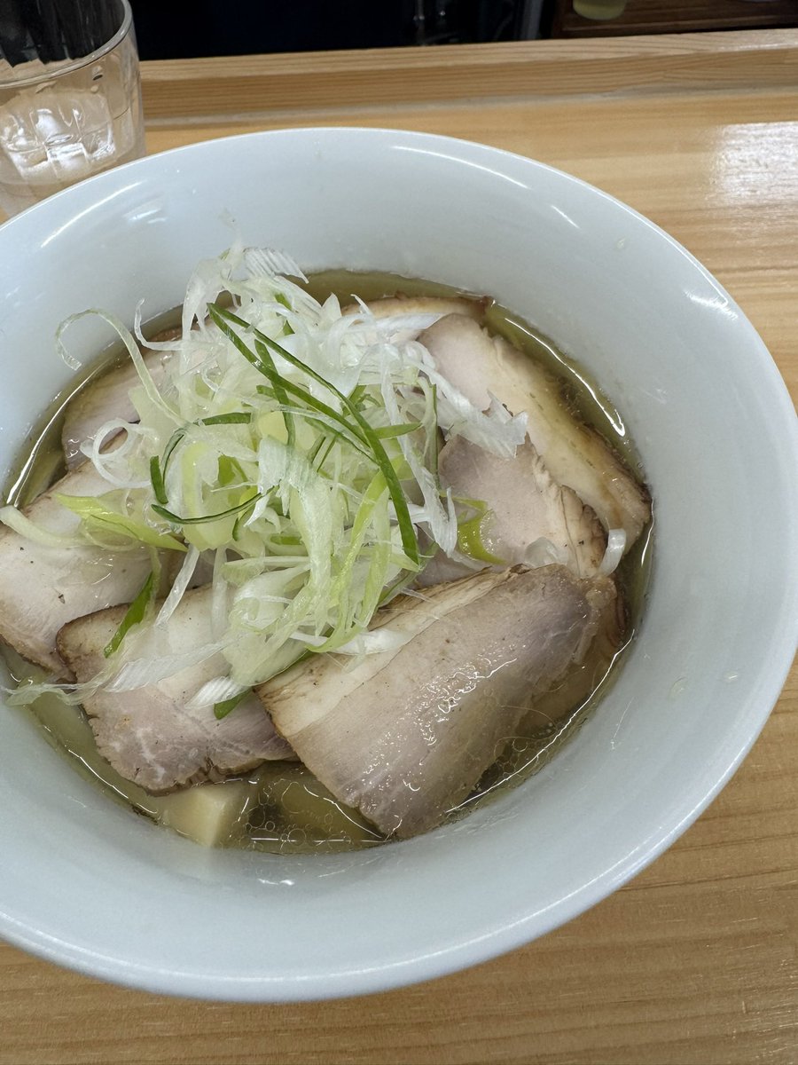 PCX82658311's tweet photo. 厚木にある瀧川さんというラーメン屋さん。
セメント系が煮干しの行き着く先と思ってだけど、こんな清いスープで、煮干しでぶん殴られたぐらい良い風味で、久しぶりにラーメンで衝撃受けました。
美味すぎて、スープ先行して危うく麺だけで食べることになりそうでした😅 https://t.co/iAPAwJQSUR