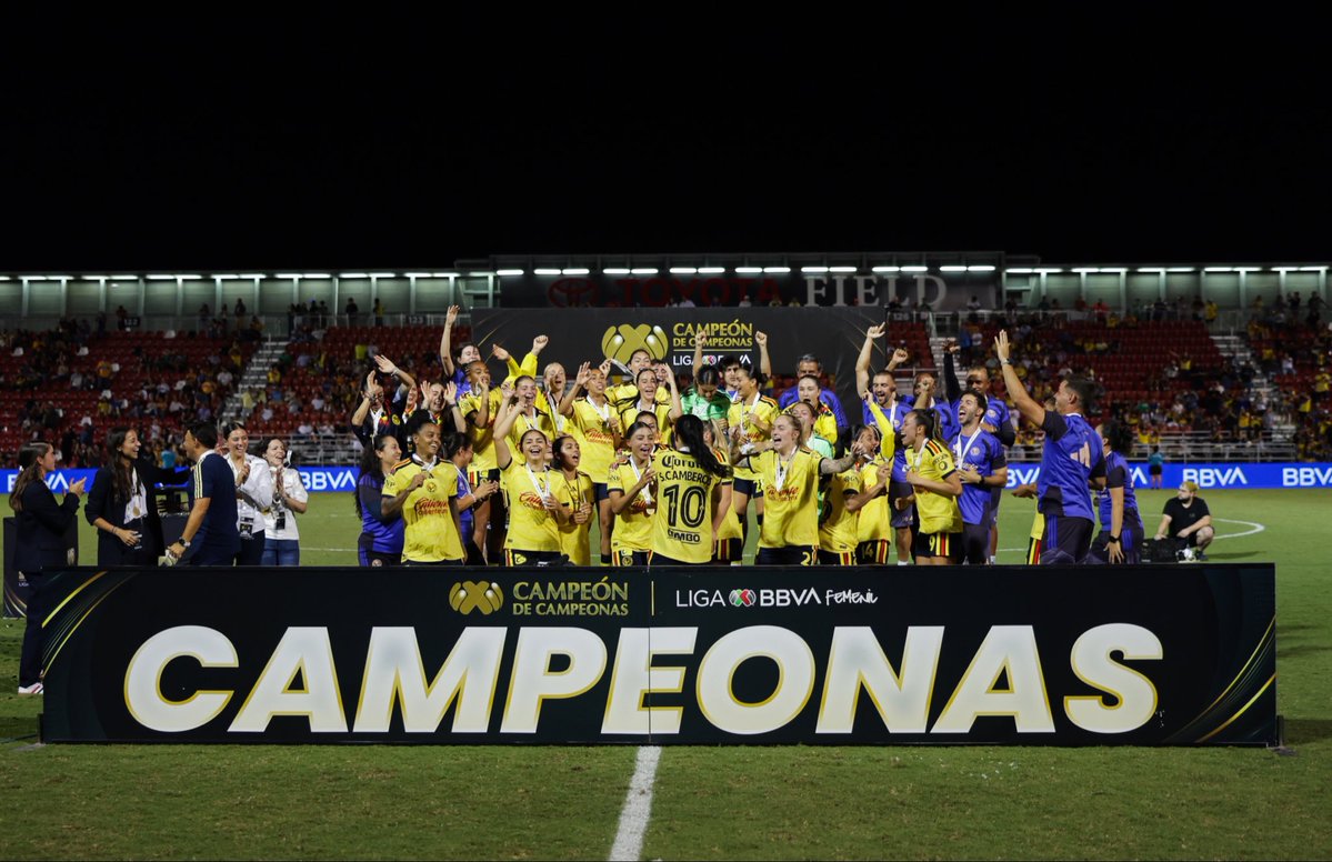 MikelArriolaP's tweet photo. Enorme felicitación a todas las jugadoras, al Cuerpo Técnico, Directiva y a la apasionada afición del @AmericaFemenil por coronarse con su primer #CampeónDeCampeonas de la @LigaBBVAFemenil. 
🏆🦅 https://t.co/McmgQ2reTf