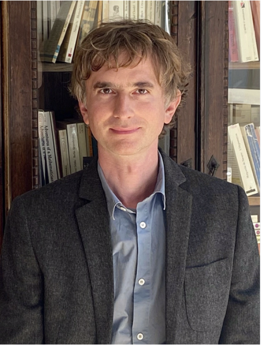 SomeCharlieBear's tweet photo. 王虹的数学之路上，有两位导师非常关键。

🇫🇷在法国，Emmanuel Breuillard 让她第一次意识到：自己也许真的可以成为数学家。一次阅读项目中，王虹不但读懂论文，还改进了其中的证明。那段经历，给了她真正的科研自信。

🇺🇸到了 MIT，Larry Guth 则帮她找到了未来十多年最重要的方向——挂谷猜想。王虹后来长期深耕调和分析，最终与 Joshua Zahl 合作攻克三维挂谷猜想。

一个导师给了她信心，一个导师给了她方向。

很多人的成长，未必只是靠天赋，也可能是在关键时刻，遇见了真正懂得欣赏和引导自己的人。