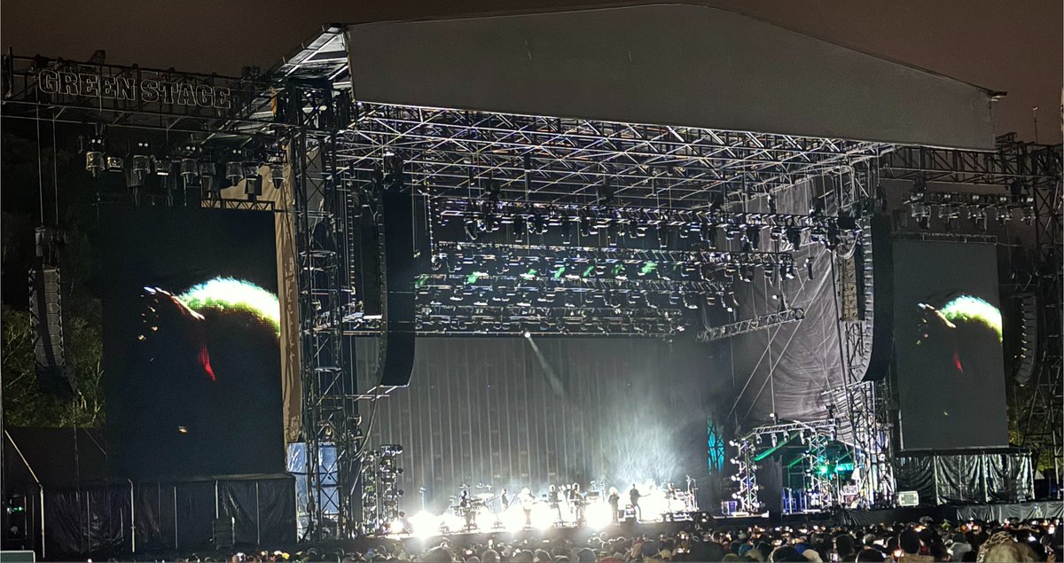 biwacovic's tweet photo. Teardrop が美しく流れる瞬間、観客が一斉にスマホを掲げで録画／撮影した。その瞬間の感情は本物か？SNSにアップして承認を受ける「感情」とは？MASSIVE ATTACK が指摘するこの世界の欺瞞。美しいものだけを抽出し他は見ないようにする。虐殺も奴隷労働も自分には関係ない人々。（僕を含む） https://t.co/96QmTK4a3v