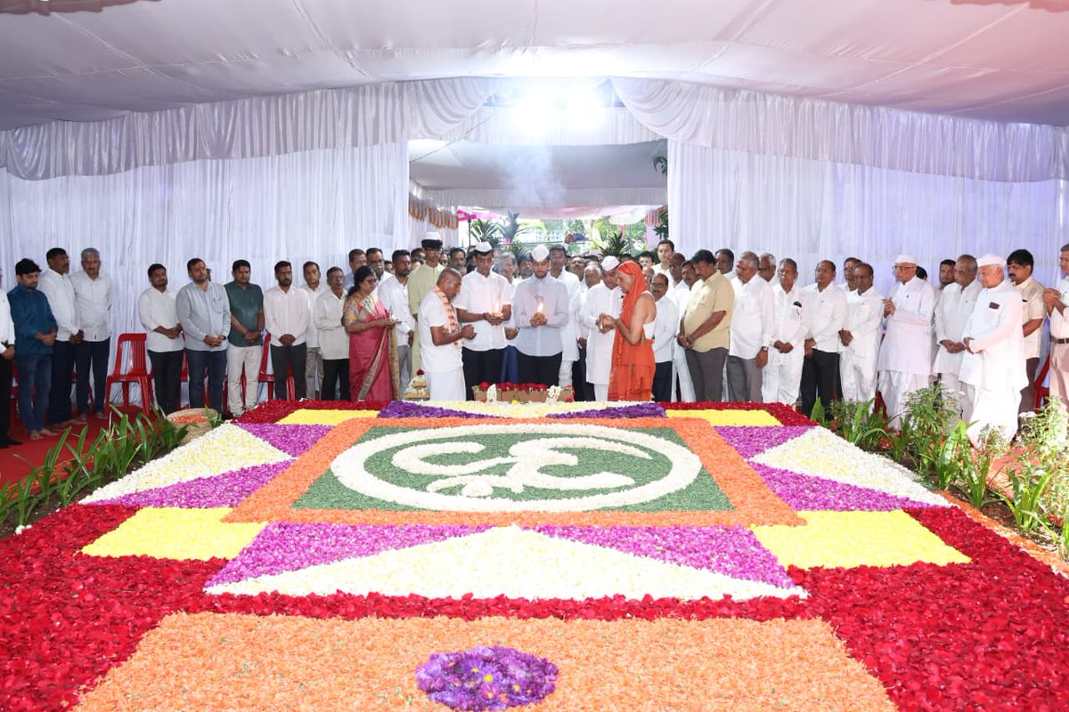 MBPatil's tweet photo. ನಮ್ಮ ಪೂಜ್ಯ ತಂದೆಯವರಾದ  ಬಿ.ಎಂ. ಪಾಟೀಲರ ಪುಣ್ಯಸ್ಮರಣೆಯ ನಿಮಿತ್ತ #BLDE ಡೀಮ್ಡ್ ವಿವಿ ಆವರಣದಲ್ಲಿರುವ ಬಿ.ಎಂ.ಪಾಟೀಲ ವೈದ್ಯಕೀಯ ಕಾಲೇಜಿನಲ್ಲಿ ಹಮ್ಮಿಕೊಳ್ಳಲಾಗಿದ್ದ ಪುಣ್ಯ ಸ್ಮರಣೋತ್ಸವ ಕಾರ್ಯಕ್ರಮದಲ್ಲಿ ಸಹೋದರ MLC ಶ್ರೀ ಸುನೀಲಗೌಡ ಪಾಟೀಲ ಮತ್ತು ಕುಟುಂಬದ ಸದಸ್ಯರೊಂದಿಗೆ ಪಾಲ್ಗೊಂಡು ಗೌರವದ ನಮನಗಳನ್ನು ಸಲ್ಲಿಸಿದೆ. 

ನಮ್ಮ ತಂದೆಯವರ ಆದರ್ಶಗಳು, ಸೇವಾ ಮನೋಭಾವ ಮತ್ತು ಶಿಕ್ಷಣದ ಮೂಲಕ ಸಮಾಜ ಕಟ್ಟುವ ಸಂಕಲ್ಪವು ಸದಾ ನಮ್ಮೆಲ್ಲರಿಗೂ ಪ್ರೇರಣೆಯಾಗಿದೆ.
#bmpatil