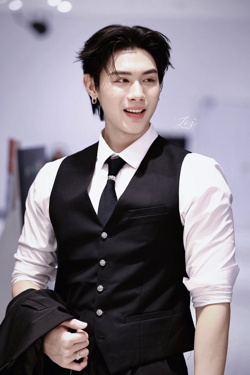 Lizzyeahyeee's tweet photo. 📸🤲🏻

@JARUKiTzX96  

TOPTAPMINLEE AT Y AWARDS 2025

#YAwards2025xToptapMinlee 
#toptap #TOPTAPJarukit #toptapminlee https://t.co/PCBY7BZoBA