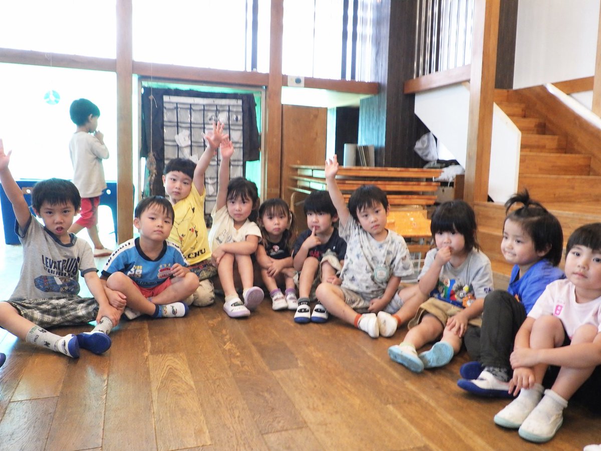 sizenkinder's tweet photo. 夏の間は3クラスを2つのグループに分けて過ごす4歳児。
せっかくなら、それぞれに新しいクラス名をつけよう！と子どもたちが話し合いました。
「ツバメは？」「シジュウカラは？」
色々な候補が出る中、「ベニジュケイはどう？」という声も。
こうして誕生したのが『ワシ組』と『ベニジュケイ組』🦅🐦 https://t.co/LvY9xaoat4