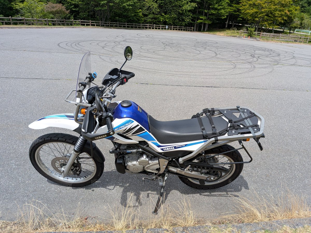 R_Serow's tweet photo. 茶臼山高原道路を走ってたらこんな場所が。天狗棚というらしい。そして不穏なタイヤ跡… https://t.co/8cWJQV6HPe