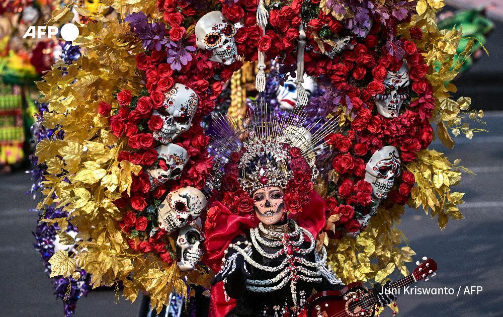 AFP's tweet photo. Indonesian performers dressed in HEAL (Humanity, Earth, and Life)-themed costumes takes part in parade during the Jember Fashion Carnival in Jember, East Java island

📸  Juni Kriswanto https://t.co/t2wyP8bSnd