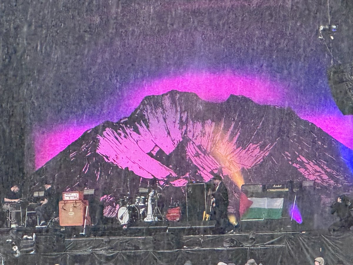 biwacovic's tweet photo. FRF’26 DAY3

TĀL FRY
KNEECAP
MOGWAI
ANGINE DE POITRINE
MASSIVE ATTACK https://t.co/CkprGhSzWh