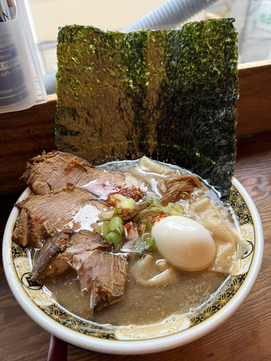 Gamut_Natzi's tweet photo. さて、新宿ゴールデン街を社会見学し、朝昼兼用ラーメン🍜いただいたので名古屋へ帰ります！🚙人生初の一杯2000円ラーメンは美味しかった… https://t.co/XzakTL62Wb