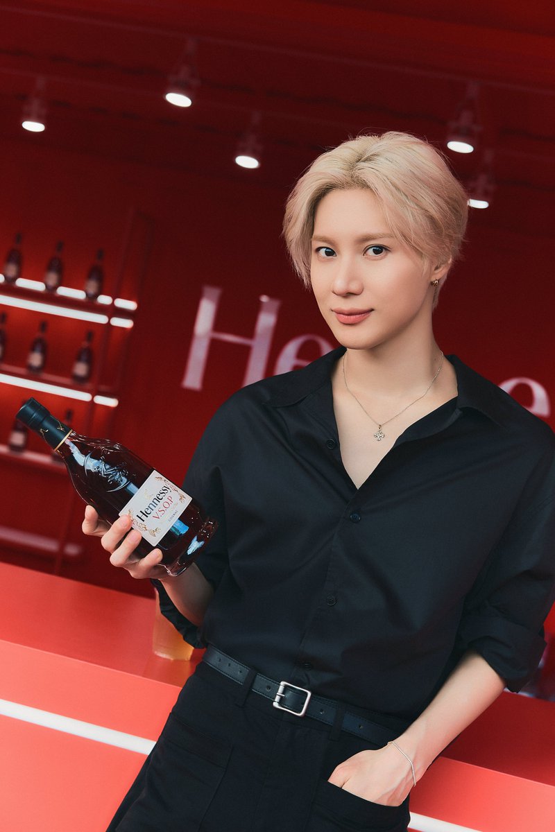 slist2015's tweet photo. 샤이니 태민, ‘워터밤 서울’ 헤네시 부스 방문…치명적 비주얼

#태민 #샤이니 #샤이니태민 
#샤이니_태민 
@Taemin_Xoalsox_
#헤네시아티스트리
#HennessyArtistry
#헤네시X태민 
#SHINee #SHINee_태민 
⬇관련기사⬇ 
https://t.co/kzcpwvUoBk https://t.co/KzWnP46Xf3
