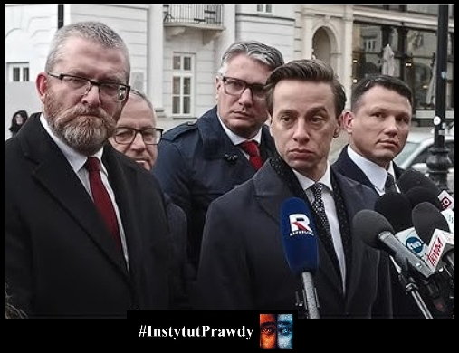 InstytutPrawdy's tweet photo. Konfederacja – rewolucja na niby, czyli jak sprzedawać gniew i żerować na systemie, który się rzekomo zwalcza.

Samozwańczy zbawcy Polski, nieugięci patrioci i jedyni prawdziwi przeciwnicy „układu”. Brzmi heroicznie. W praktyce coraz częściej sprawia wrażenie jednego z najbardziej cynicznych projektów politycznych III RP.
Weźmy Romana Łazarskiego – skarbnika Nowej Nadziei i bliskiego współpracownika Sławomira Mentzena. Gdy Bosak i reszta organizują marsze „Stop imigracji”, straszą islamizacją i „zastępowaniem Polaków”, Łazarski prowadzi działalność związaną z pośrednictwem pracy dla ludzi z Azji i Afryki. Spółka powiązana z tą działalnością osiągnęła w latach 2023–2024 przychody przekraczające 6 milionów złotych. Ideologia dla wyborców, biznes dla siebie.
Ale to dopiero przygrywka.

Najnowszy hit to Przemysław Wipler. Poseł Konfederacji i rzekomy antyukładowy wojownik leci do Monako na spotkanie z prezesem giełdy kryptowalut ZondaCrypto. Kilka dni później broni interesów tej firmy na sejmowej mównicy. A wkrótce potem na konta powiązanych z nim podmiotów wpływa 160 tysięcy euro. Chronologia wydarzeń jest tak czytelna, że sama się komentuje.

Konfederacja nie ma jednego spójnego programu. Ma kilka różnych narracji na różne grupy. Mentzen sprzedaje wolny rynek i memy, Bosak – Boga, honor i ojczyznę, a środowisko Grzegorza Brauna chętnie sięga po teorie o „plandemii”, chipach w szczepionkach i globalistycznych spiskach. Efekt? Trudno znaleźć jedną konsekwentną wizję Polski, za to bardzo łatwo zauważyć polityczny marketing szyty na miarę różnych elektoratów.
Bo po co zmieniać system, skoro można na nim świetnie zarabiać, stojąc w roli jego największego krytyka.

W 2020 roku liderzy KORWiN wypłacili sobie po 90 tysięcy złotych z partyjnych środków „na zapas”. Ci sami, którzy najgłośniej krzyczą o walce z uprzywilejowanymi elitami. Część działaczy korzysta z fundacji rodzinnych, europosłowie biorą brukselskie diety, a jednocześnie na wiecach Unia jest „okupacją”.
To nie jest ruch, który burzy system. To ugrupowanie, które coraz sprawniej go wykorzystuje, udając jego najzagorzalszego wroga.

Sprzedają gniew i poczucie moralnej wyższości ludziom, którzy czują się zdradzeni przez kolejne ekipy władzy. Sami w tym czasie spotykają się w Monako, bronią interesów kryptogiełd, zarabiają na imigrantach i korzystają z mechanizmów, które publicznie potępiają.

Konfederacja nie przekonuje mnie tym, że jest prawicowa. Problem leży gdzie indziej – zbyt często nie stosuje wobec siebie tych samych standardów, których głośno domaga się od wszystkich innych.

Antysystemowość nie mierzy się tym, kto najgłośniej krzyczy. Mierzy się tym, czy ktoś potrafi te same zasady zastosować najpierw wobec siebie.
I właśnie dlatego coraz trudniej traktować Konfederację jako wiarygodną alternatywę.

Autor: @EwaBrzozowska 

#InstytutPrawdy