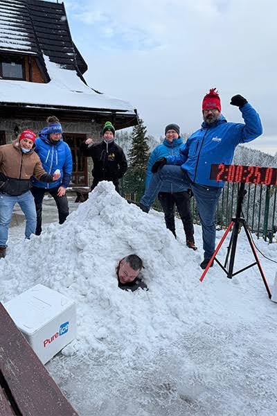 sachinnaha's tweet photo. 🧊🥶 Frozen but fearless! A Polish man made history by standing inside a block of ice like a human snowman for a record-breaking time ❄️⏱️. An incredible display of endurance, focus, and mental strength! 💪🌍 #WorldRecord #ExtremeChallenge #HumanEndurance https://t.co/r1fmhgDGNO