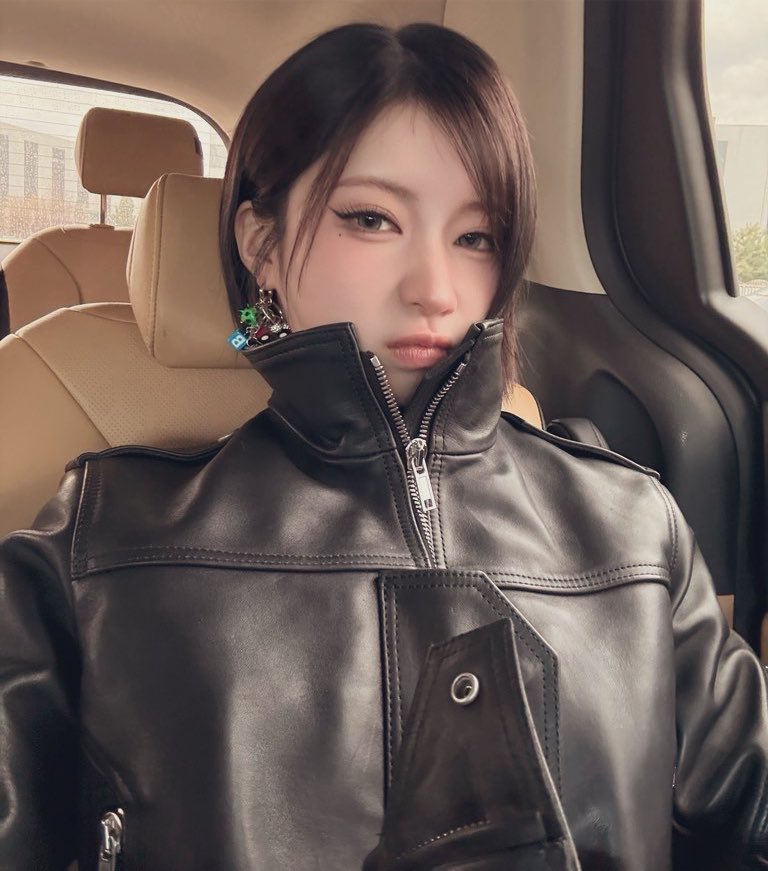 enmamiasa's tweet photo. ˟‌ 🐈‍⬛ 𝓁uxury,┊☆ black leather hugs her silhouette while the silver zipper catches the daylight. her gaze drifts beyond the window, calm yet unreadable, carrying the quiet confidence of someone who never needs to announce her presence to be remembered. ✶ https://t.co/hKBhYmf499