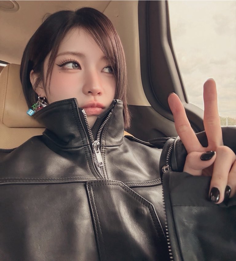 enmamiasa's tweet photo. ˟‌ 🐈‍⬛ 𝓁uxury,┊☆ black leather hugs her silhouette while the silver zipper catches the daylight. her gaze drifts beyond the window, calm yet unreadable, carrying the quiet confidence of someone who never needs to announce her presence to be remembered. ✶ https://t.co/hKBhYmf499