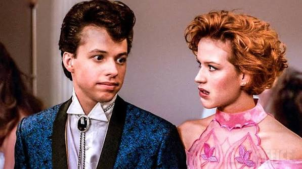 merlinpapin3's tweet photo. #DéfiCinéClassique2026 Juillet 2026 (Harry Dean Stanton ) Vu le Film #RoseBonbon de Howard Deutch (1986) avec Molly Ringwald Andrew McCarthy James Spader Harry Dean Stanton Jon Cryer Annie Potts
Quand on lance Rose Bonbon aujourd’hui, on a immédiatement une sensation de déjà-vu : la même énergie pop, les mêmes couleurs flashy et cette ambiance de teen movie qui rappelle énormément La Folle Journée de Ferris Bueller. Sauf qu’ici, Howard Deutch n’a ni la mise en scène de John Hughes, ni son sens du rythme. Disons-le franchement : réalisé par un tâcheron nommé Howard Deutch, le film ressemble surtout à un produit calibré pour adolescents des années 80, emballé dans du papier rose bonbon.
L’histoire suit Andie Walsh (Molly Ringwald), une lycéenne issue d’un milieu modeste qui vit seule avec son père Jack Walsh (Harry Dean Stanton), un homme au chômage un peu perdu. Andie travaille dans un magasin de disques et tente de garder la tête haute face aux élèves riches de son lycée.
Son meilleur ami, Duckie Dale (Jon Cryer), est amoureux d’elle depuis toujours. Duckie, c’est le clone officiel de Matthew Broderick dans *Ferris Bueller* : même débit de parole, même côté excentrique, même façon de faire le clown pour masquer ses insécurités. Sauf que là où Ferris était irrésistible, Duckie devient parfois franchement envahissant.
Andie tombe sous le charme de Blane McDonough (Andrew McCarthy), un garçon de la haute société locale. Leur relation provoque immédiatement les moqueries et l’hostilité de Steff McKee (James Spader), le riche arrogant de service, qui considère Andie comme une intruse.
Tout est là : la fille pauvre, le prince charmant riche, le meilleur ami amoureux, le bal de promo comme juge de paix social. On pourrait presque cocher les cases d’un manuel du teen movie américain.
Le problème, c’est qu’en revoyant le film des dizaines d’années plus tard, plus grand-chose ne passe. C’est très sexiste, souvent homophobe, et il y a même quelques touches de racisme qui sautent aux yeux aujourd’hui. Les adolescents de ces films passent leur temps à parler de conquêtes, de réputation et de sexe, comme si leur cerveau ne fonctionnait qu’autour de ça.
Et je me suis posé la question pendant tout le film : les ados américains de l’époque étaient-ils vraiment comme ça, coincés du bulbe ? Honnêtement, je ne serais pas surpris que le cinéma de l’époque reflète au moins une partie de cette mentalité.
On nous vend du rose bonbon de l’affiche jusqu’aux décors kitsch, avec des chambres et des intérieurs qui évoquent parfois Hélène et les Garçons sous acide. Mais derrière cette façade sucrée, les personnages restent obsédés par les apparences, le statut social et les relations amoureuses.
Ce qui sauve le film, malgré tout, c’est le charme du duo Molly Ringwald / Andrew McCarthy. Ringwald possède une présence naturelle qui empêche Andie de devenir une simple héroïne de catalogue. Andrew McCarthy apporte une douceur qui contraste avec les clichés du garçon riche arrogant.
Et puis il y a James Spader. Là, on tient la vraie curiosité du film. On découvre un jeune acteur qui crève déjà l’écran avec son regard froid et son sourire de prédateur. Quand on pense qu’il ira ensuite de Crash à The Blacklist, on se dit que ces séries B et ces teen movies étaient parfois des pépinières de futurs grands acteurs. Comme quoi, il y a souvent dans ces films des inconnus à regarder de près.
Musicalement, le film reste agréable, avec cette bande-son typiquement années 80 qui fonctionne encore mieux que certaines scènes. C’est peut-être elle qui provoque le plus de nostalgie aujourd’hui.
Mais au final, Rose Bonbon est clairement un film qui vieillit mal. Son discours social est simpliste, ses personnages secondaires sont souvent caricaturaux, et une bonne partie de son humour met mal à l’aise. Sans grande surprise, c’est un film vite oublié, même s’il se regarde encore sans souffrir grâce à son casting et à son parfum de capsule temporelle.
En résumé : un teen movie emballé comme une friandise, avec de jolies couleurs et quelques acteurs prometteurs, mais dont le sucre a largement tourné.
Finalement, un bonbon mal léché.
❤️si vous aimez
