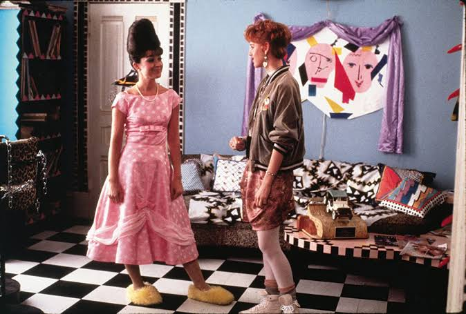 merlinpapin3's tweet photo. #DéfiCinéClassique2026 Juillet 2026 (Harry Dean Stanton ) Vu le Film #RoseBonbon de Howard Deutch (1986) avec Molly Ringwald Andrew McCarthy James Spader Harry Dean Stanton Jon Cryer Annie Potts
Quand on lance Rose Bonbon aujourd’hui, on a immédiatement une sensation de déjà-vu : la même énergie pop, les mêmes couleurs flashy et cette ambiance de teen movie qui rappelle énormément La Folle Journée de Ferris Bueller. Sauf qu’ici, Howard Deutch n’a ni la mise en scène de John Hughes, ni son sens du rythme. Disons-le franchement : réalisé par un tâcheron nommé Howard Deutch, le film ressemble surtout à un produit calibré pour adolescents des années 80, emballé dans du papier rose bonbon.
L’histoire suit Andie Walsh (Molly Ringwald), une lycéenne issue d’un milieu modeste qui vit seule avec son père Jack Walsh (Harry Dean Stanton), un homme au chômage un peu perdu. Andie travaille dans un magasin de disques et tente de garder la tête haute face aux élèves riches de son lycée.
Son meilleur ami, Duckie Dale (Jon Cryer), est amoureux d’elle depuis toujours. Duckie, c’est le clone officiel de Matthew Broderick dans *Ferris Bueller* : même débit de parole, même côté excentrique, même façon de faire le clown pour masquer ses insécurités. Sauf que là où Ferris était irrésistible, Duckie devient parfois franchement envahissant.
Andie tombe sous le charme de Blane McDonough (Andrew McCarthy), un garçon de la haute société locale. Leur relation provoque immédiatement les moqueries et l’hostilité de Steff McKee (James Spader), le riche arrogant de service, qui considère Andie comme une intruse.
Tout est là : la fille pauvre, le prince charmant riche, le meilleur ami amoureux, le bal de promo comme juge de paix social. On pourrait presque cocher les cases d’un manuel du teen movie américain.
Le problème, c’est qu’en revoyant le film des dizaines d’années plus tard, plus grand-chose ne passe. C’est très sexiste, souvent homophobe, et il y a même quelques touches de racisme qui sautent aux yeux aujourd’hui. Les adolescents de ces films passent leur temps à parler de conquêtes, de réputation et de sexe, comme si leur cerveau ne fonctionnait qu’autour de ça.
Et je me suis posé la question pendant tout le film : les ados américains de l’époque étaient-ils vraiment comme ça, coincés du bulbe ? Honnêtement, je ne serais pas surpris que le cinéma de l’époque reflète au moins une partie de cette mentalité.
On nous vend du rose bonbon de l’affiche jusqu’aux décors kitsch, avec des chambres et des intérieurs qui évoquent parfois Hélène et les Garçons sous acide. Mais derrière cette façade sucrée, les personnages restent obsédés par les apparences, le statut social et les relations amoureuses.
Ce qui sauve le film, malgré tout, c’est le charme du duo Molly Ringwald / Andrew McCarthy. Ringwald possède une présence naturelle qui empêche Andie de devenir une simple héroïne de catalogue. Andrew McCarthy apporte une douceur qui contraste avec les clichés du garçon riche arrogant.
Et puis il y a James Spader. Là, on tient la vraie curiosité du film. On découvre un jeune acteur qui crève déjà l’écran avec son regard froid et son sourire de prédateur. Quand on pense qu’il ira ensuite de Crash à The Blacklist, on se dit que ces séries B et ces teen movies étaient parfois des pépinières de futurs grands acteurs. Comme quoi, il y a souvent dans ces films des inconnus à regarder de près.
Musicalement, le film reste agréable, avec cette bande-son typiquement années 80 qui fonctionne encore mieux que certaines scènes. C’est peut-être elle qui provoque le plus de nostalgie aujourd’hui.
Mais au final, Rose Bonbon est clairement un film qui vieillit mal. Son discours social est simpliste, ses personnages secondaires sont souvent caricaturaux, et une bonne partie de son humour met mal à l’aise. Sans grande surprise, c’est un film vite oublié, même s’il se regarde encore sans souffrir grâce à son casting et à son parfum de capsule temporelle.
En résumé : un teen movie emballé comme une friandise, avec de jolies couleurs et quelques acteurs prometteurs, mais dont le sucre a largement tourné.
Finalement, un bonbon mal léché.
❤️si vous aimez