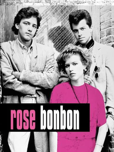merlinpapin3's tweet photo. #DéfiCinéClassique2026 Juillet 2026 (Harry Dean Stanton ) Vu le Film #RoseBonbon de Howard Deutch (1986) avec Molly Ringwald Andrew McCarthy James Spader Harry Dean Stanton Jon Cryer Annie Potts
Quand on lance Rose Bonbon aujourd’hui, on a immédiatement une sensation de déjà-vu : la même énergie pop, les mêmes couleurs flashy et cette ambiance de teen movie qui rappelle énormément La Folle Journée de Ferris Bueller. Sauf qu’ici, Howard Deutch n’a ni la mise en scène de John Hughes, ni son sens du rythme. Disons-le franchement : réalisé par un tâcheron nommé Howard Deutch, le film ressemble surtout à un produit calibré pour adolescents des années 80, emballé dans du papier rose bonbon.
L’histoire suit Andie Walsh (Molly Ringwald), une lycéenne issue d’un milieu modeste qui vit seule avec son père Jack Walsh (Harry Dean Stanton), un homme au chômage un peu perdu. Andie travaille dans un magasin de disques et tente de garder la tête haute face aux élèves riches de son lycée.
Son meilleur ami, Duckie Dale (Jon Cryer), est amoureux d’elle depuis toujours. Duckie, c’est le clone officiel de Matthew Broderick dans *Ferris Bueller* : même débit de parole, même côté excentrique, même façon de faire le clown pour masquer ses insécurités. Sauf que là où Ferris était irrésistible, Duckie devient parfois franchement envahissant.
Andie tombe sous le charme de Blane McDonough (Andrew McCarthy), un garçon de la haute société locale. Leur relation provoque immédiatement les moqueries et l’hostilité de Steff McKee (James Spader), le riche arrogant de service, qui considère Andie comme une intruse.
Tout est là : la fille pauvre, le prince charmant riche, le meilleur ami amoureux, le bal de promo comme juge de paix social. On pourrait presque cocher les cases d’un manuel du teen movie américain.
Le problème, c’est qu’en revoyant le film des dizaines d’années plus tard, plus grand-chose ne passe. C’est très sexiste, souvent homophobe, et il y a même quelques touches de racisme qui sautent aux yeux aujourd’hui. Les adolescents de ces films passent leur temps à parler de conquêtes, de réputation et de sexe, comme si leur cerveau ne fonctionnait qu’autour de ça.
Et je me suis posé la question pendant tout le film : les ados américains de l’époque étaient-ils vraiment comme ça, coincés du bulbe ? Honnêtement, je ne serais pas surpris que le cinéma de l’époque reflète au moins une partie de cette mentalité.
On nous vend du rose bonbon de l’affiche jusqu’aux décors kitsch, avec des chambres et des intérieurs qui évoquent parfois Hélène et les Garçons sous acide. Mais derrière cette façade sucrée, les personnages restent obsédés par les apparences, le statut social et les relations amoureuses.
Ce qui sauve le film, malgré tout, c’est le charme du duo Molly Ringwald / Andrew McCarthy. Ringwald possède une présence naturelle qui empêche Andie de devenir une simple héroïne de catalogue. Andrew McCarthy apporte une douceur qui contraste avec les clichés du garçon riche arrogant.
Et puis il y a James Spader. Là, on tient la vraie curiosité du film. On découvre un jeune acteur qui crève déjà l’écran avec son regard froid et son sourire de prédateur. Quand on pense qu’il ira ensuite de Crash à The Blacklist, on se dit que ces séries B et ces teen movies étaient parfois des pépinières de futurs grands acteurs. Comme quoi, il y a souvent dans ces films des inconnus à regarder de près.
Musicalement, le film reste agréable, avec cette bande-son typiquement années 80 qui fonctionne encore mieux que certaines scènes. C’est peut-être elle qui provoque le plus de nostalgie aujourd’hui.
Mais au final, Rose Bonbon est clairement un film qui vieillit mal. Son discours social est simpliste, ses personnages secondaires sont souvent caricaturaux, et une bonne partie de son humour met mal à l’aise. Sans grande surprise, c’est un film vite oublié, même s’il se regarde encore sans souffrir grâce à son casting et à son parfum de capsule temporelle.
En résumé : un teen movie emballé comme une friandise, avec de jolies couleurs et quelques acteurs prometteurs, mais dont le sucre a largement tourné.
Finalement, un bonbon mal léché.
❤️si vous aimez