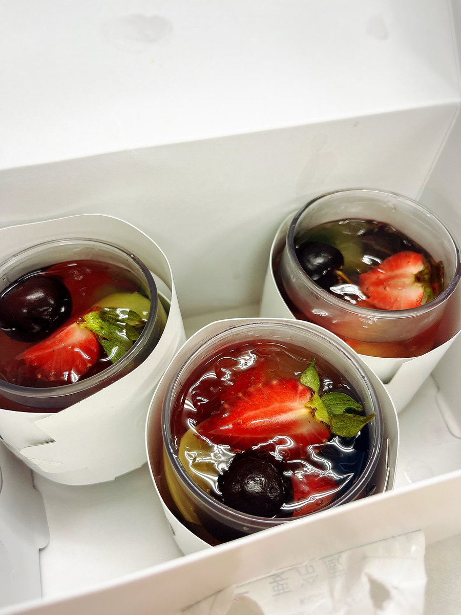 dfhwa308's tweet photo. 先輩がお疲れ様とお誕生日兼ねて
おやつに買って来てくれた
先輩の気持ちがめちゃくちゃ嬉しー😭
お上品な味でめちゃくちゃ美味しー https://t.co/zKOuFTUnzz