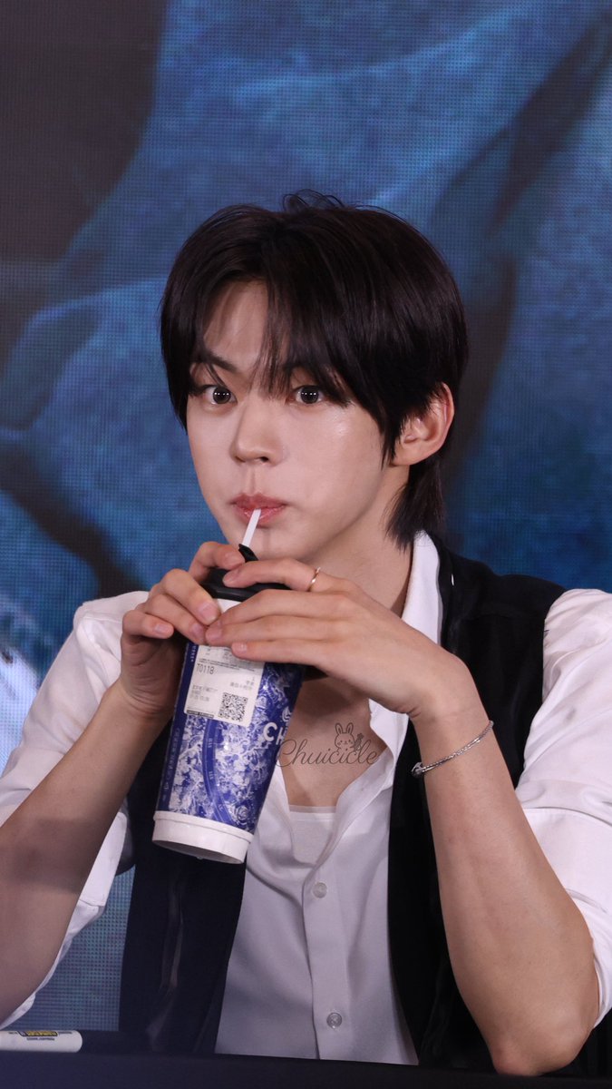 chuicicle's tweet photo. 260725 🥤
#도훈 #투어스 #DOHOON https://t.co/EUYsiNES1d