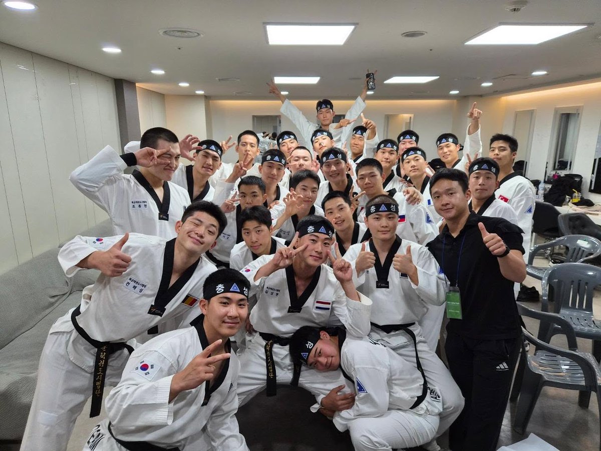hammnyanya's tweet photo. 기념식 영상 풀캠이랑 단체사진 올려주심!! 

그리고.. 무적의육군 가사도..

[무적의 육군]
우리 청춘을 바쳐서 모든 두려움 넘고서
대한 건아들 모아서 go up (go up)
우린 겁없어
한계의 끝을 달려보자
(Yeah)
승리의 함성 소리를 향해
(Yeah)
다시 한 번 더 소리 질러 (Yeah)
Go up
우린 겁없어
모두가 잠든 이 도시에 말없이 하루를 시작해 알아주는 이 하나 없어도 오늘도 너를 지켜 yeah
강한 육군 승리에 함성 전우애로
(굳게 단결하는 우리)
영원토록 조국을 지켜 전우애로
(굳게 단결하는 우리)
R.O.K.A R.O.K.A R.O.K.A R.O.K.A R.O.K.A R.O.K.A
R.O.K.A 무적의 육군

(육군 복무 신조)
(우리는 국가와 국민에 충성을 다하는 대한민국 육군이다.
우리는 자유민주주의를 수호하며 조국통일의 역군이 된다.
우리는 실전과 같은 훈련으로 지상전의 승리자가 된다.
우리는 법규를 준수하고 상관의 명령에 복종한다.
우리는 명예와 신의를 지키며 전우애로 굳게 단결한다.)
강한 육군 승리에 함성 전우애로
(굳게 단결하는 우리)
영원토록 조국을 지켜 전우애로
(굳게 단결하는 우리)
R.O.K.A R.O.K.A R.O.K.A R.O.K.A R.O.K.A R.O.K.A
R.O.K.A. 무적의 육군 R.O.K.A. 무적의 육군