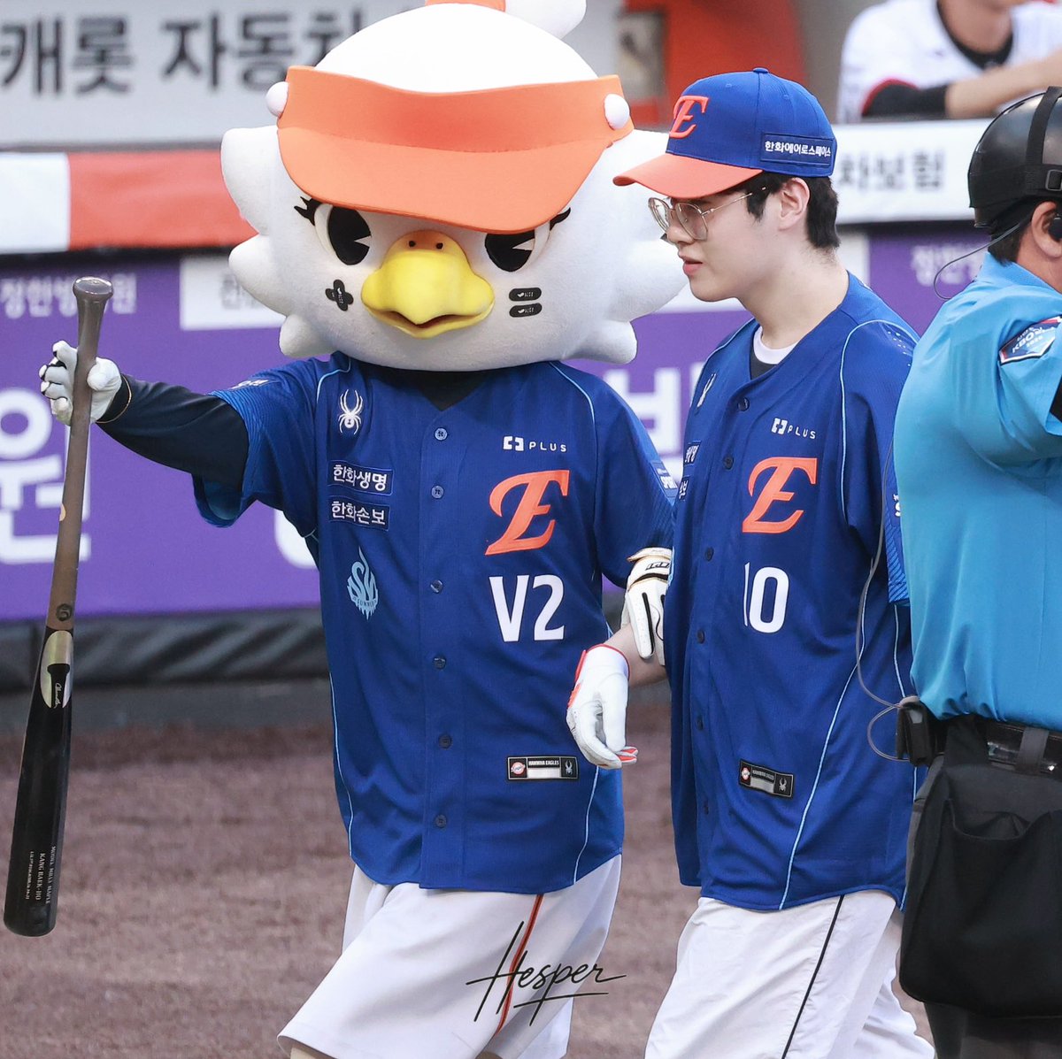 hesper_ujw's tweet photo. 어른 손을 잡고 다니는 아기처럼 보여요~⚡️
#ZEUS #최우제 #제우스 https://t.co/caNLkPsW6y