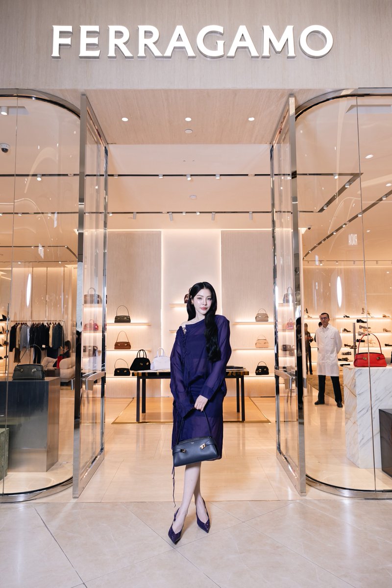 Siam_Paragon's tweet photo. Ferragamo เชิญแขกผู้มีเกียรติร่วมสัมผัส Hug Bag กระเป๋าไอคอนิกของแบรนด์ ในงาน Ferragamo Hug Bangkok Event ณ Ferragamo Boutique ศูนย์การค้าสยามพารากอน

เพื่อเฉลิมฉลองหนึ่งในผลงานการออกแบบอันโดดเด่นของ Ferragamo พร้อมพาผู้ร่วมงานสัมผัสเบื้องหลังแรงบันดาลใจในการออกแบบและศาสตร์งานช่างอิตาเลียนที่อยู่เบื้องหลังการรังสรรค์คอลเลกชันนี้

จากแรงบันดาลใจของอ้อมกอด Hug Bag โดดเด่นด้วยสายหนังอันเป็นเอกลักษณ์ที่โอบรับซิลูเอตกระเป๋าอย่างสง่างาม พร้อมตัวล็อก Gancini สะท้อนความสมดุลระหว่างดีไซน์ ฟังก์ชัน และงานฝีมืออิตาเลียนตามแบบฉบับ Ferragamo

ภายในงานได้รับเกียรติจาก ฝ้าย พีรญา (@malisorn00) ร่วมเผยเสน่ห์ของ Ferragamo ผ่านโททัลลุคจากคอลเลกชัน Fall/Winter 2026 พร้อม Hug East-West สะท้อนความสง่างามเหนือกาลเวลาที่ผสานความร่วมสมัยได้อย่างลงตัว

ร่วมสัมผัสโลกแห่งงานฝีมือและการออกแบบเหนือกาลเวลาของ Ferragamo ได้ที่ Ferragamo โซน Luxe Hall ชั้น M สยามพารากอน

FAYE FERRAGAMO PARAGON
#Ferragamo #FayePeraya 
#FerrgamoHugBag 
#FerragamoParagonxFaye 
#SiamParagon