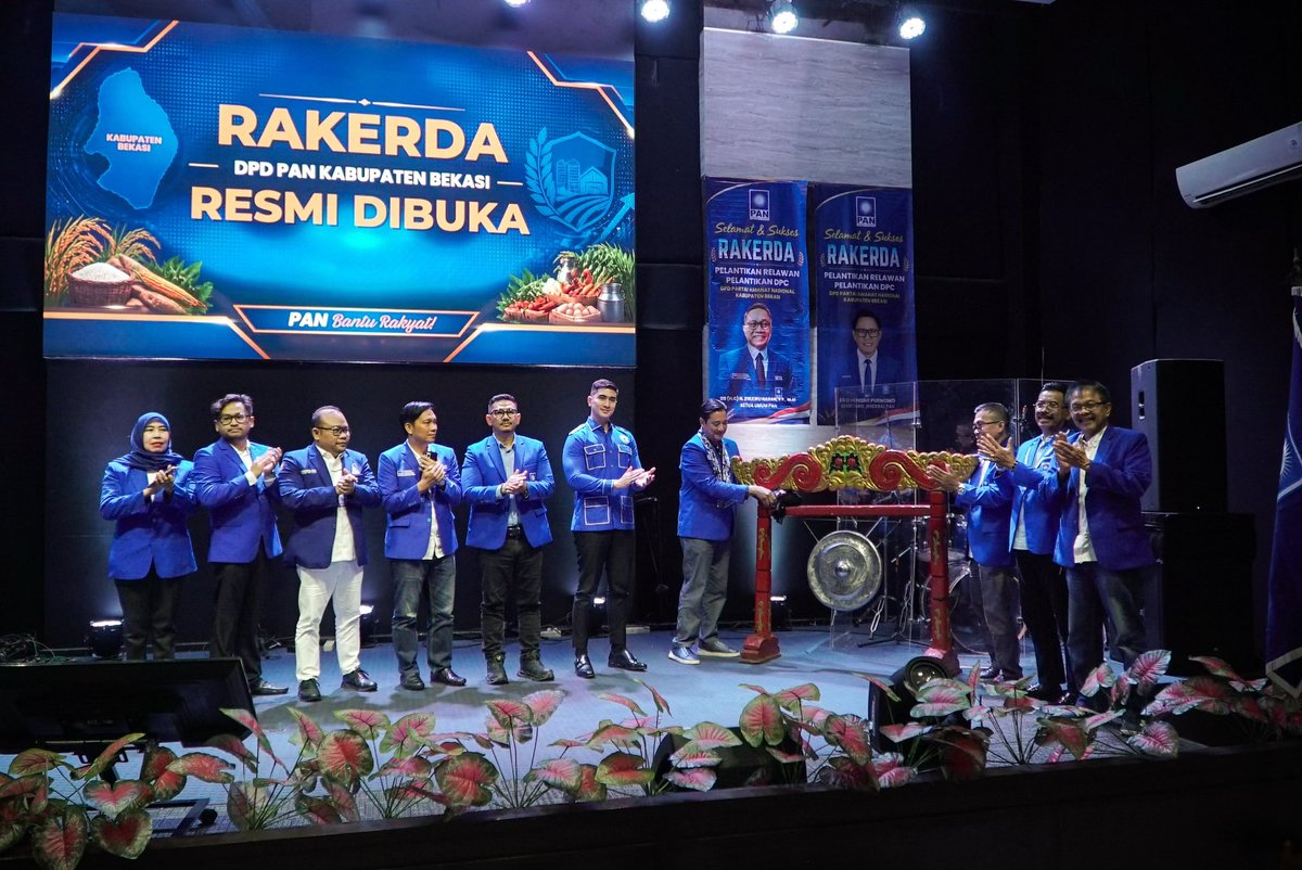 BramastaVerrell's tweet photo. Debus dan Tari Kembang Bulak yang hidup di Kab. Bekasi menyambut langkah saya hari ini.

Kembali bersama Saudaraku Eddy Soeparno, saya berkesempatan melantik Relawan, DPC, dan membuka Rakerda DPD PAN se-Kabupaten Bekasi. https://t.co/MMqculr7ti