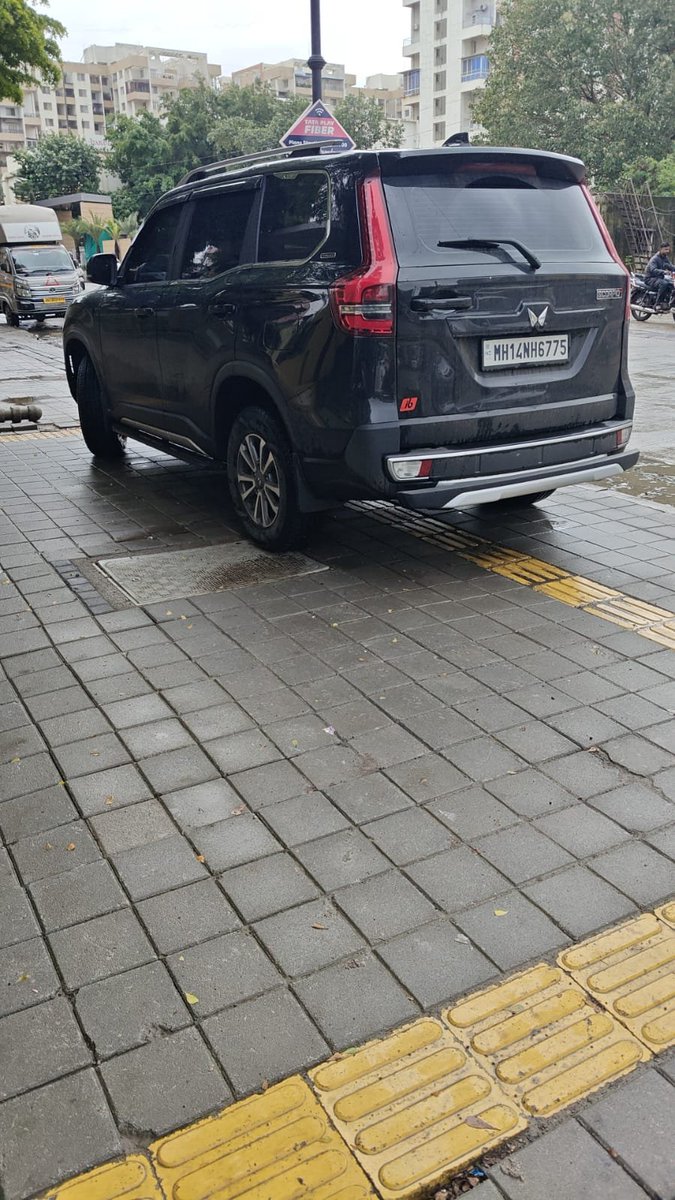 sunoarun's tweet photo. @pcmcindiagovin @PCMCSarathi no action has been taken in my complaints around footpath parking infront of Podikka restaurant, Kaspate Vasti Wakad. Please assign these tickets and take necessary action. Attached grievance tickets and pictures https://t.co/yY7VfDOTkE