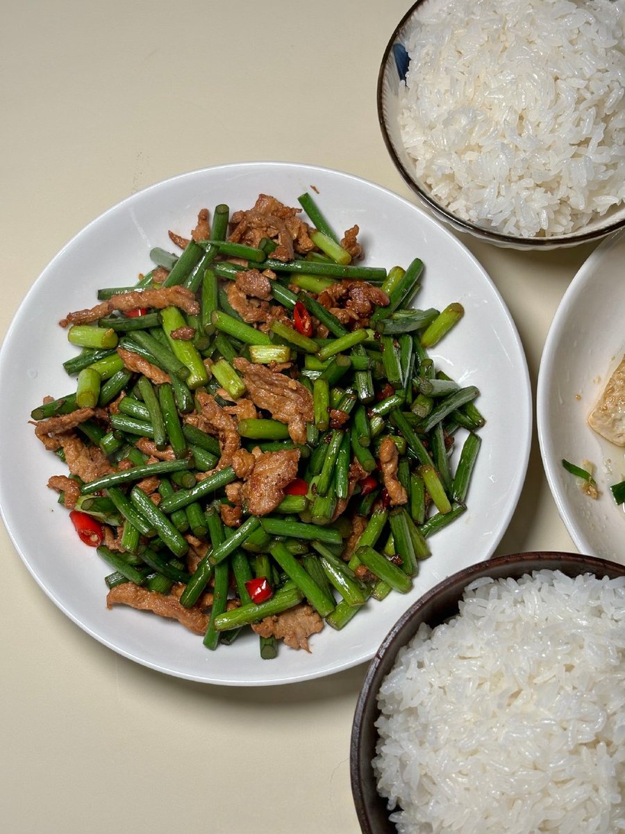 ElmaWindso36094's tweet photo. Cozy weeknight win: Quick veggie stir-fry with garlic rice, loaded with fresh bell peppers and mushrooms , 15 mins from pan to plate! https://t.co/fTdHvTuYWl