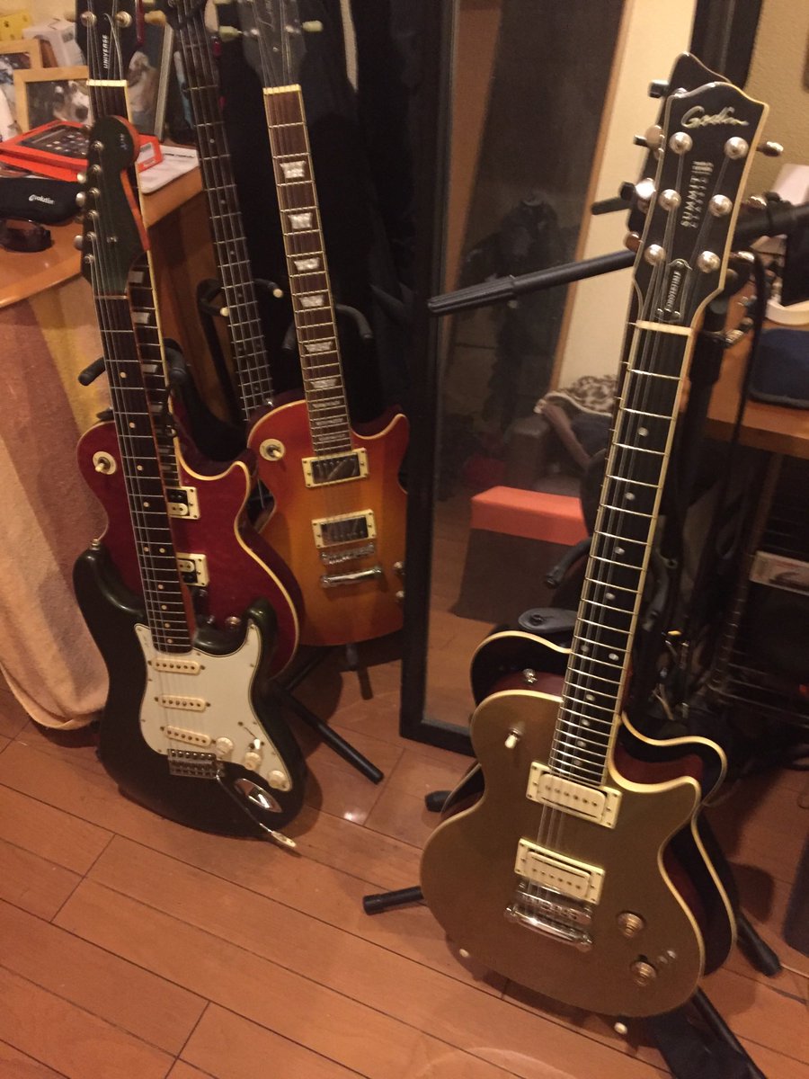 manabumiyahara's tweet photo. ボクの部屋に登場してるギター達。
意外にも、レスポールばっか…
写メ撮って、気がついた。
ベスト盤のリリースオーダーはこちらから
よろしくお願いします。

https://t.co/H9SMVGBi3B https://t.co/Itw9Sik6Pt