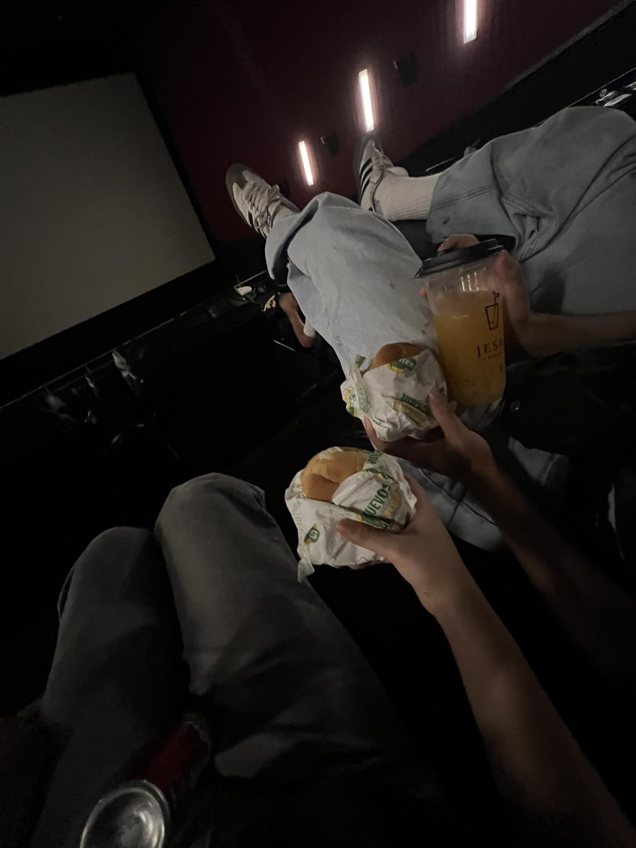bomboclaatt___'s tweet photo. el benny esta dejando la vara muy alta porque real no me deja pagar nada y me lleva a comer y a pasiar todos los dias https://t.co/e6BhYXEDEk