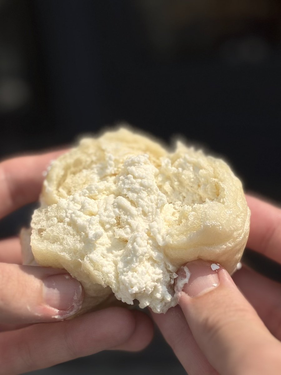 arc_bakery's tweet photo. パン生地35gに、クリーム30g。

かなりクリーム寄りの生搾りクリームパンです🍮
朝、ひとつずつ手作業で詰めています。

これで1個180円！

#クリームパン #arcbakery #多摩区グルメ https://t.co/CKMwp5lV9X