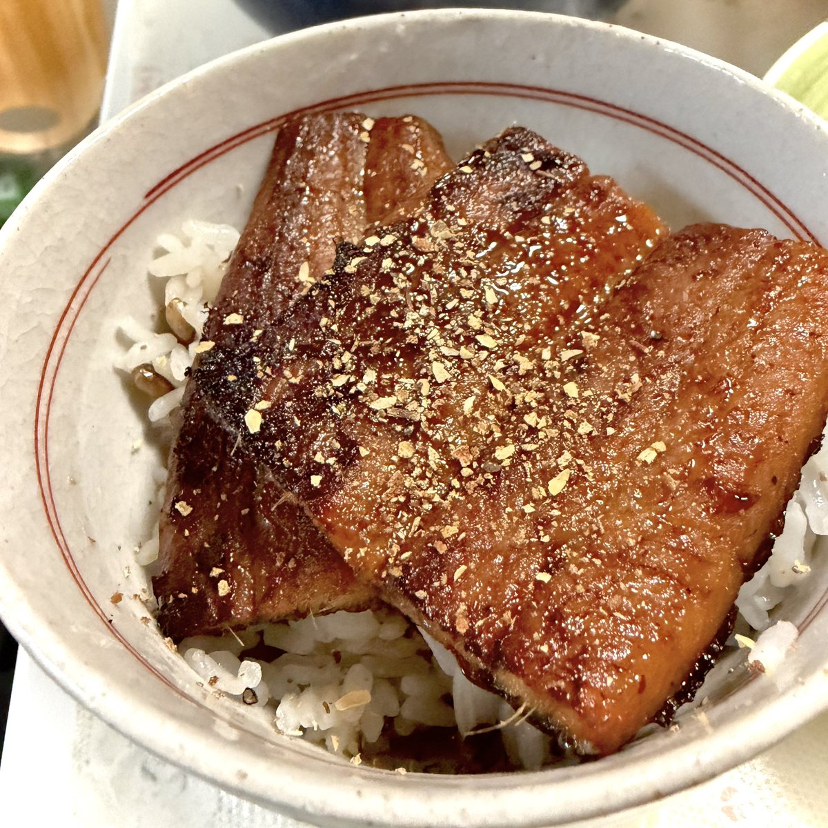 mulettuceko's tweet photo. そういえば、洗ってホイル敷いて皮を上にして水入れたグリルで焼くだけでしっかり美味しかった。

タレは付属のタレをフライパンで軽く温めた。 https://t.co/lKXpntD5Tp