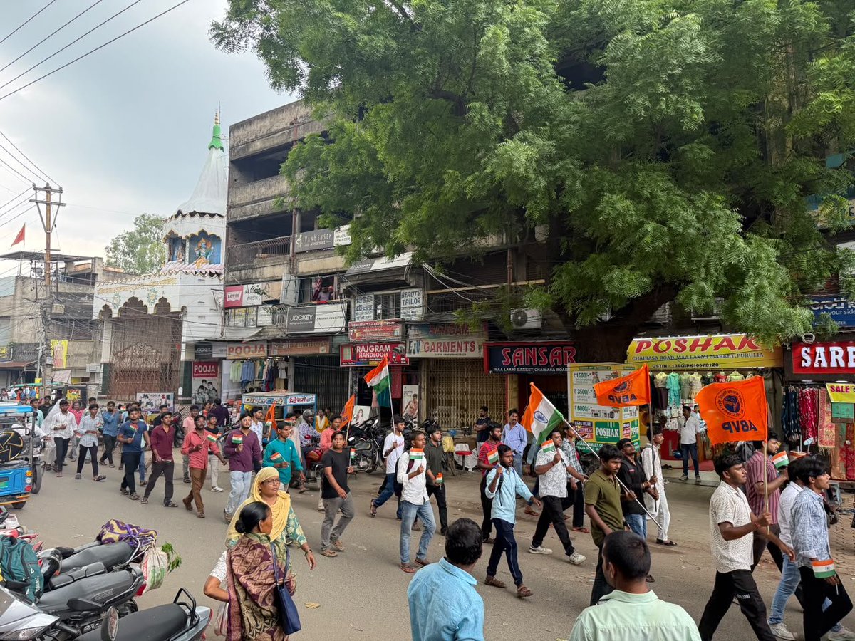 ABVPVoice's tweet photo. Bengal waves Tiranga with utmost freedom after years! 🇮🇳 

On the occasion of Kargil Vijay Diwas, ABVP Madhyabanga Prant, organized a grand Tiranga Yatra to pay heartfelt tribute to the brave martyrs of the Kargil War.

#KargilVijayDiwas #ABVPTirangaYatra https://t.co/zzYMxwS662
