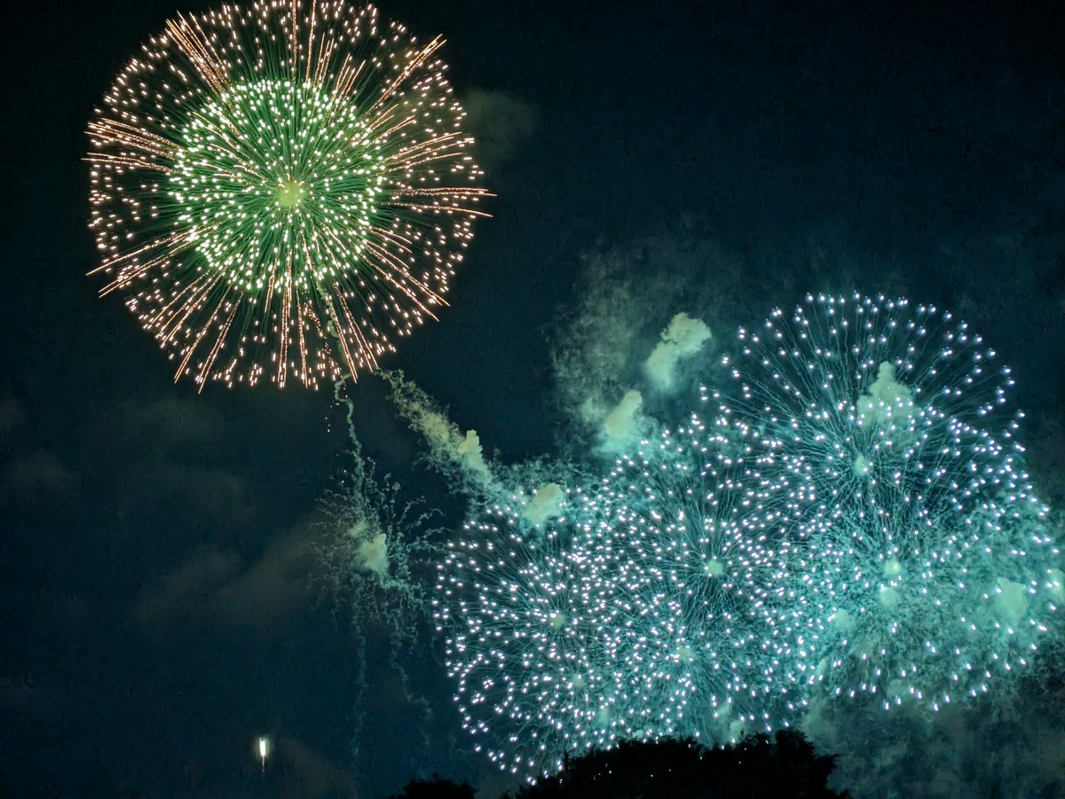 Jmose10's tweet photo. 花火みたい https://t.co/HiBrJsUR5G