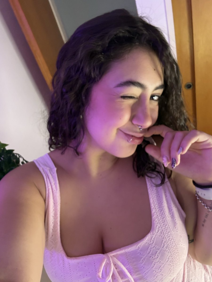 josienugs's tweet photo. I know im chubby.. but would you still say hi?? https://t.co/UA1XxT2iHg