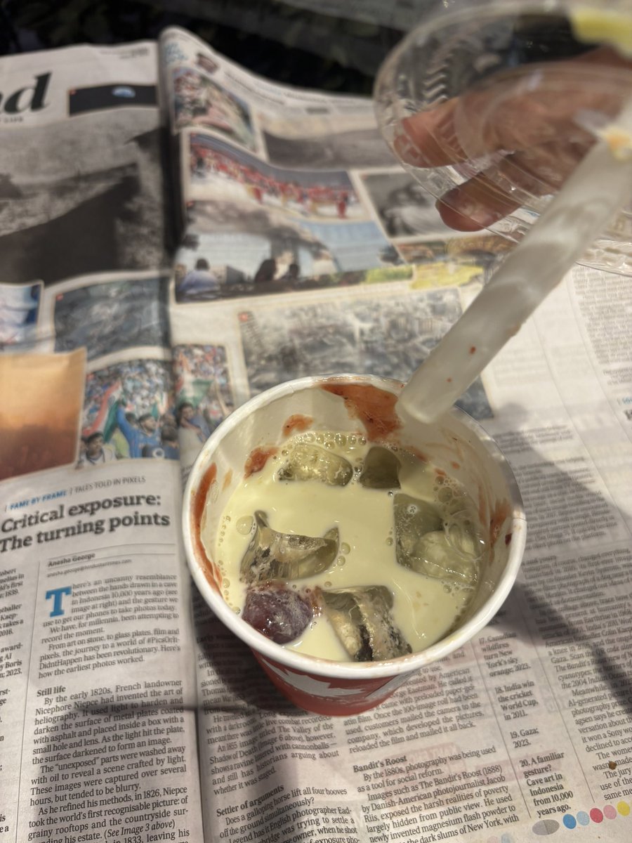 rishikamlk's tweet photo. Yesterday, paid Rs 400 for matcha only to realize half of the cup was filled with ice. The strawberry chunks were stuck within the cubes &amp; I had to wrestle them out. The tea overall was so watery. Isse acha to ghar pe baithke ice cubes kha leti, zyada maze aate😭 @TimHortons https://t.co/LTORdO6xVO
