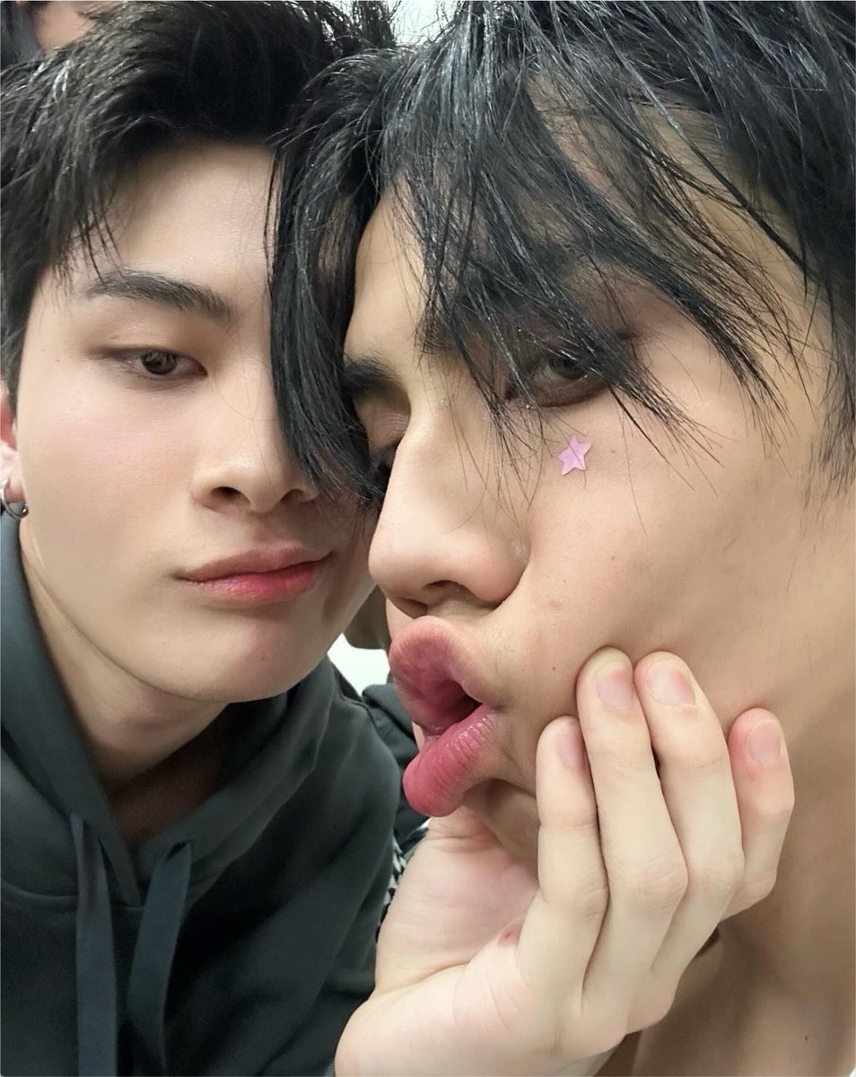 tiwxpliw's tweet photo. คอน 1                               คอน 2 https://t.co/fzsd0UCC3L