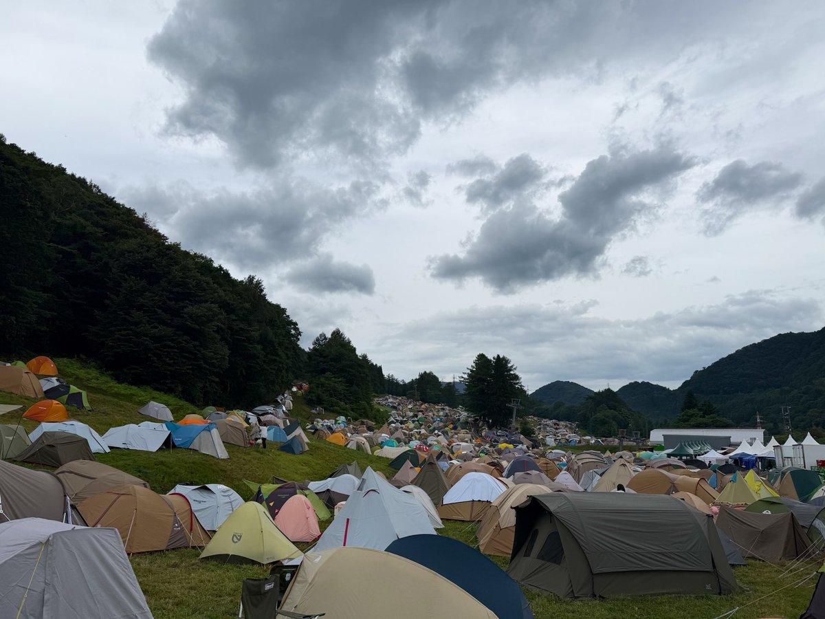 read_books_boy's tweet photo. ずっと行きたかった、フジロック。

3日間、キャンプサイトと会場を往復しながら、全身で音楽を浴び続けた。

体力はとっくに限界。でも、それを遥かに上回る最高の体験だった。

#フジロック #FujiRock https://t.co/bayxffNx9N