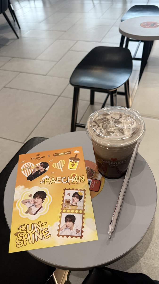 jaeileen14's tweet photo. got myself iced banana chocolate today and my sunshine sticker 💚

air sedap. rasa banana tak overpower just nice 👌🏼

#haechan #KenanganCoffeeXNCTHAECHAN https://t.co/4gXYrqFOQ2