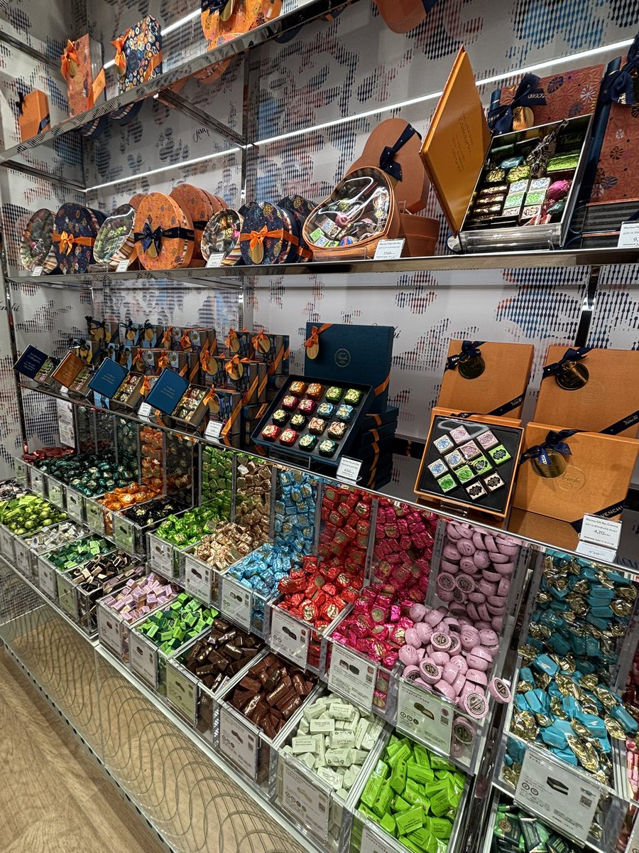 Qsyu_LOVEWalker's tweet photo. \ #ワンビル 新店情報 /
イタリア発のチョコレートブランド
「Venchi（ヴェンキ）」🍫が
#福岡市 #天神 のワンビルに九州初出店🎉

約40種から選べるチョコレートの量り売りや、ギフトエリア🍫
店内併設のラボで作るできたてジェラートなど...
本場イタリアの味をお楽しみいただけます✨

ジェラートには、
ONE FUKUOKA BLDG.店限定フレーバー
「ラズベリーチーズケーキ」も登場🙌

📍福岡市中央区天神1丁目11番1号
ONE FUKUOKA BLDG. 1F

【PR】